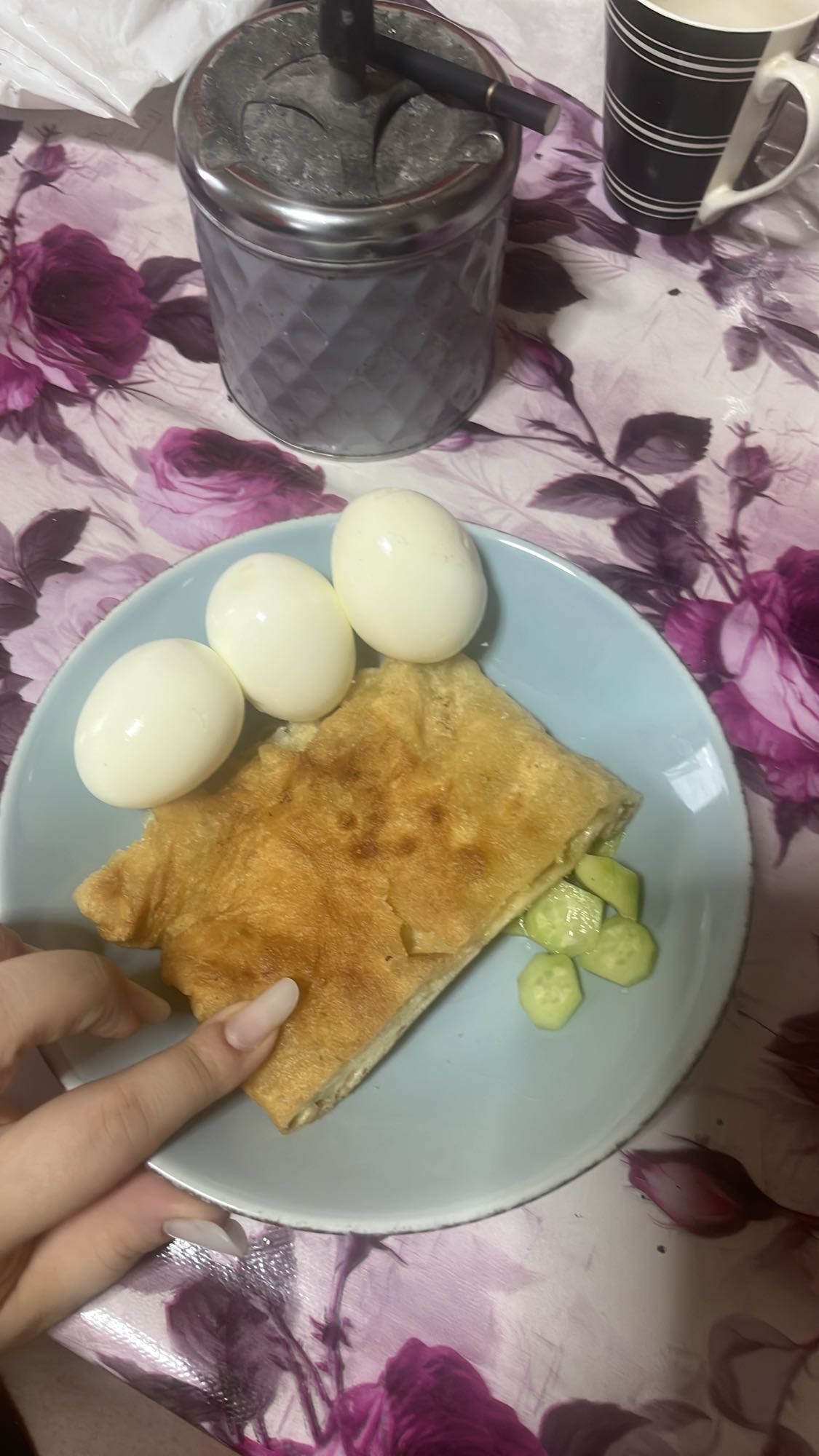 Ouă cu plăcintă și castravete
