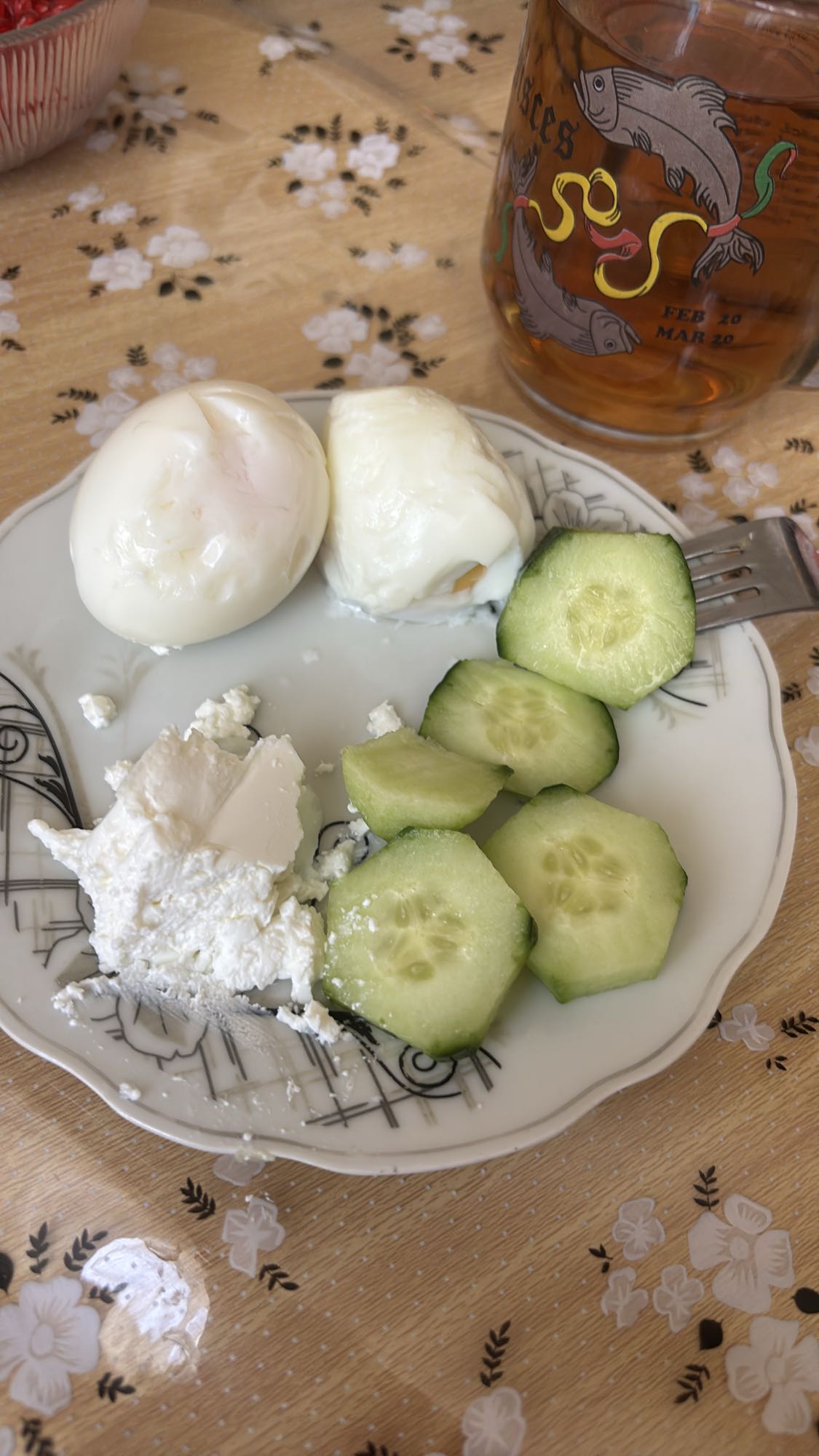 Яйца с огурцом и сыром