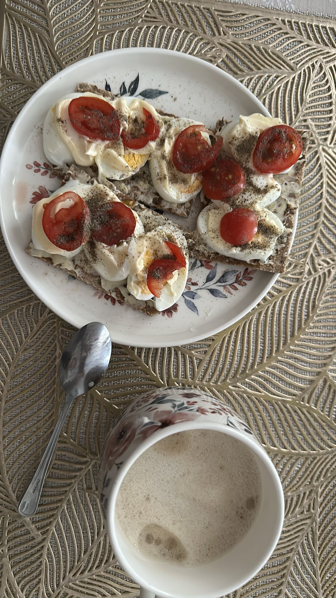 Wasa z jajkiem i pomidorem
