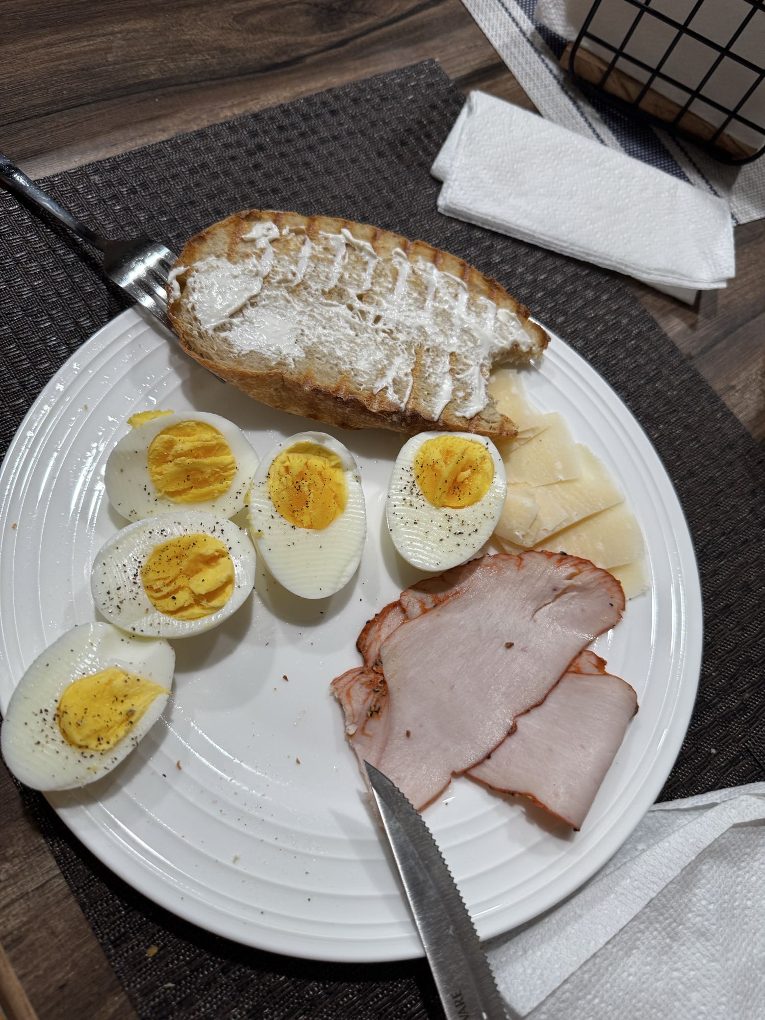 desayuno con huevo y jamon