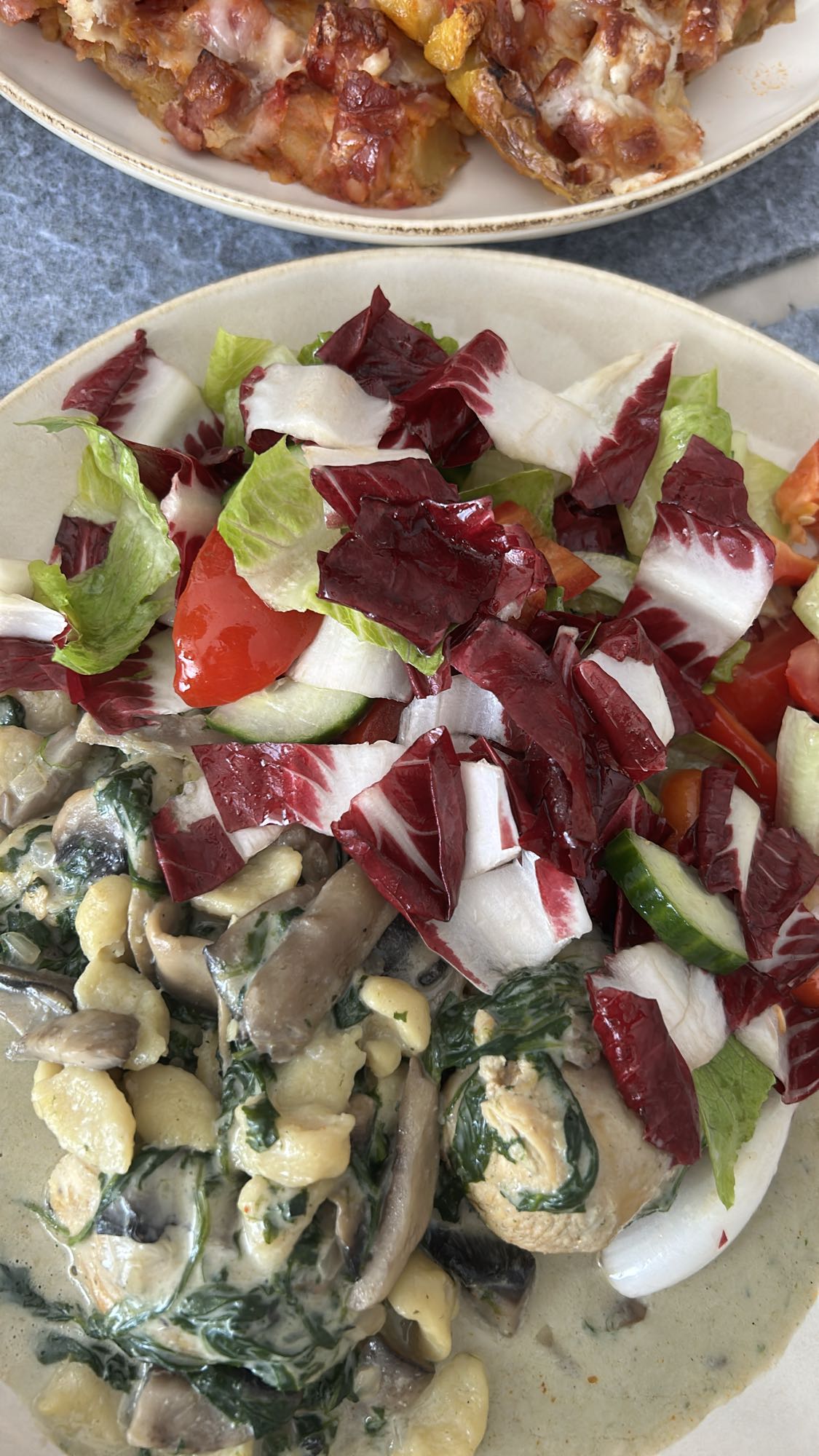 Pollo cremoso con ensalada