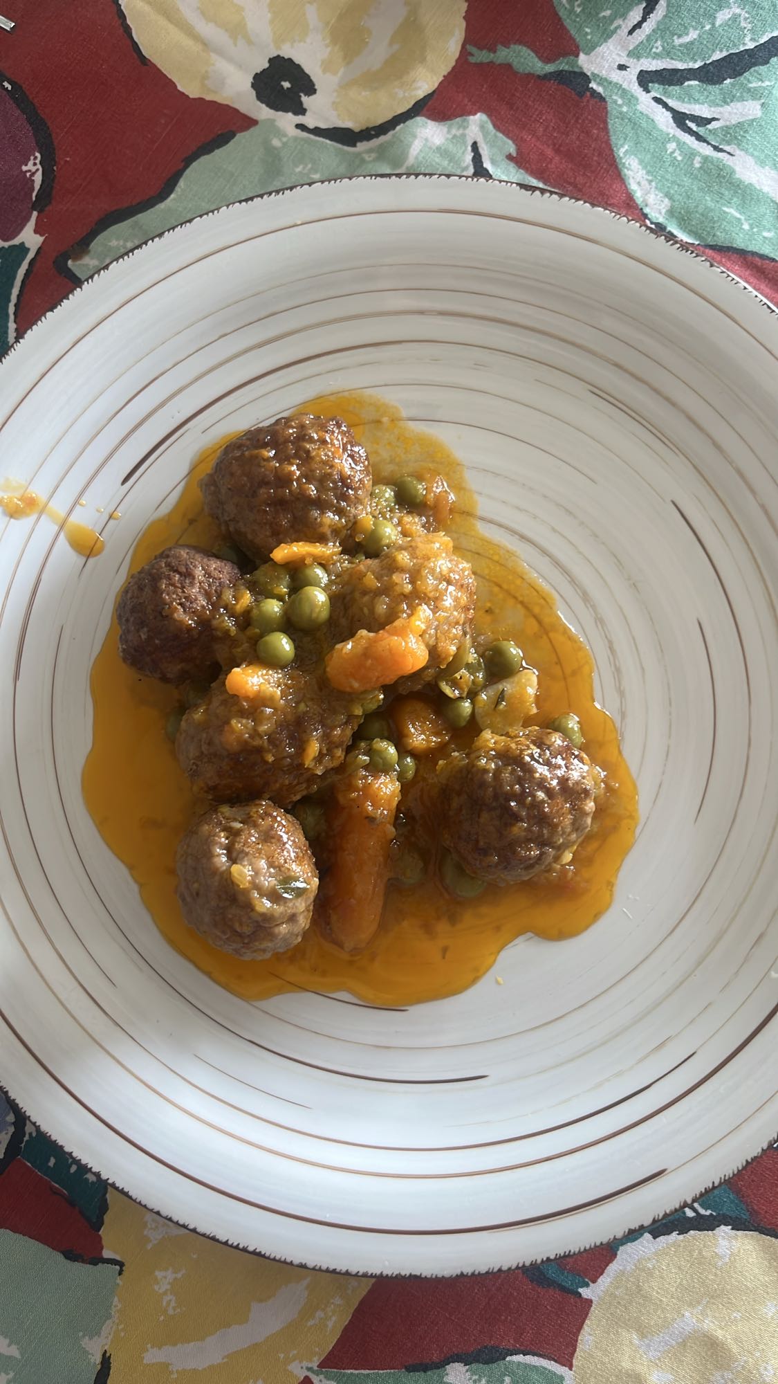 Albóndigas con guisantes
