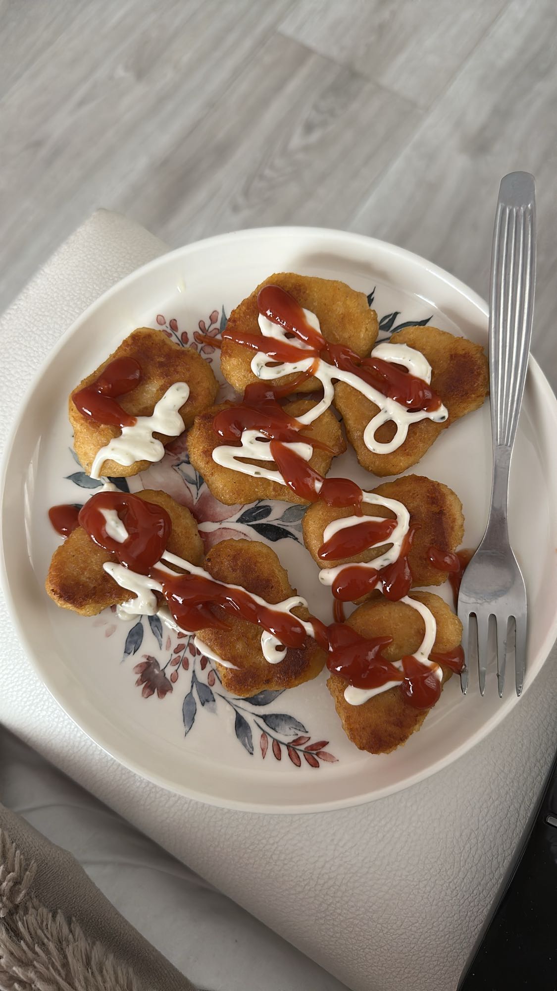 Nuggetsy z sosami