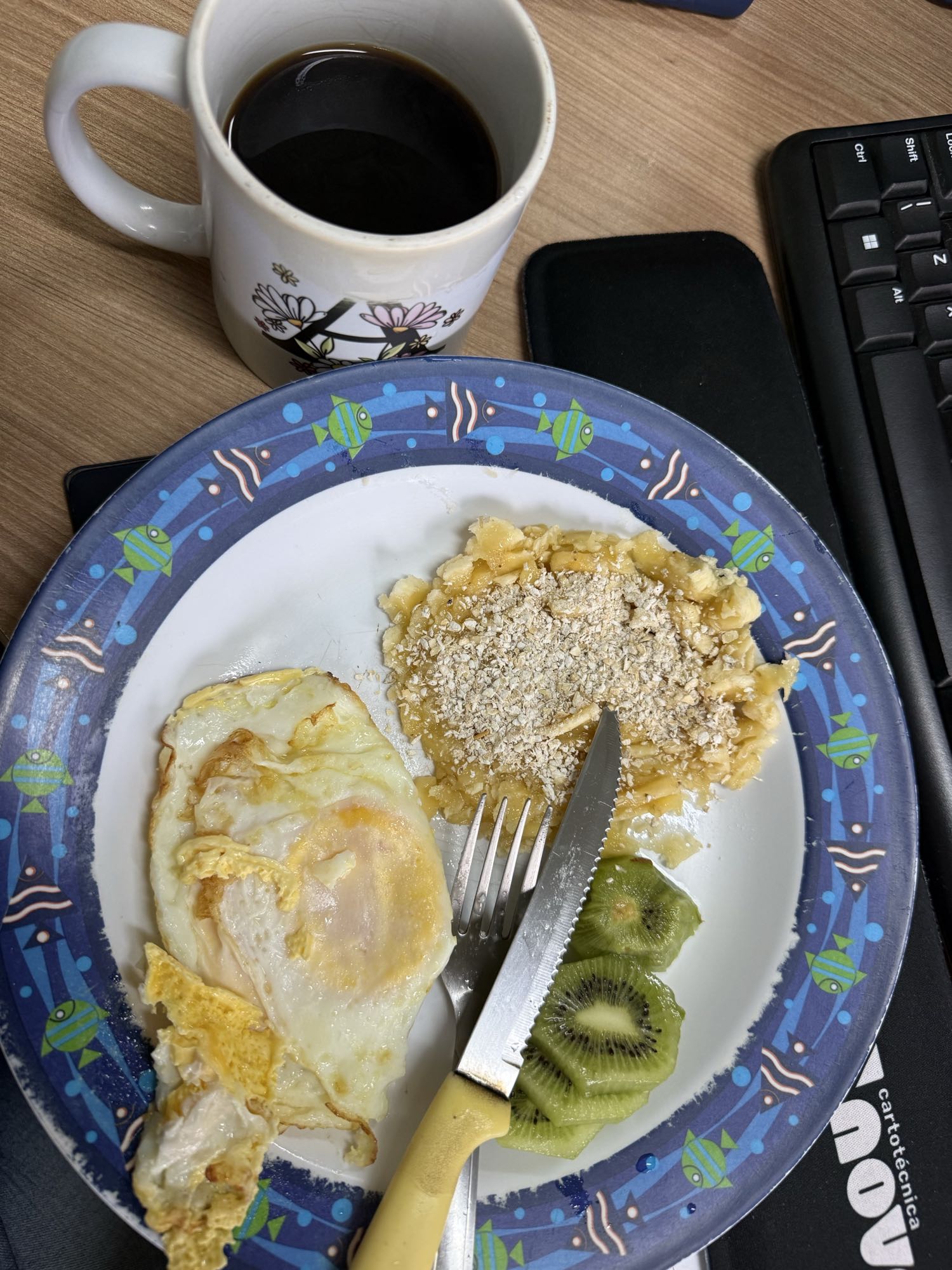 Café com ovo e frutas