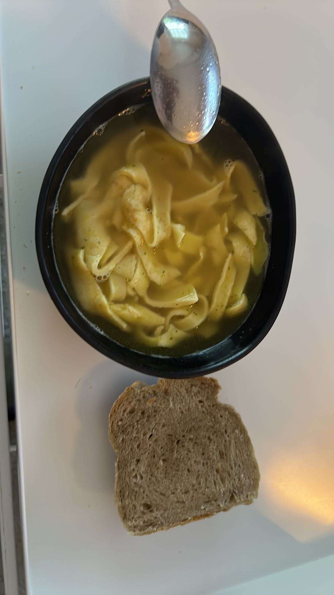 Nudelsuppe mit Brot