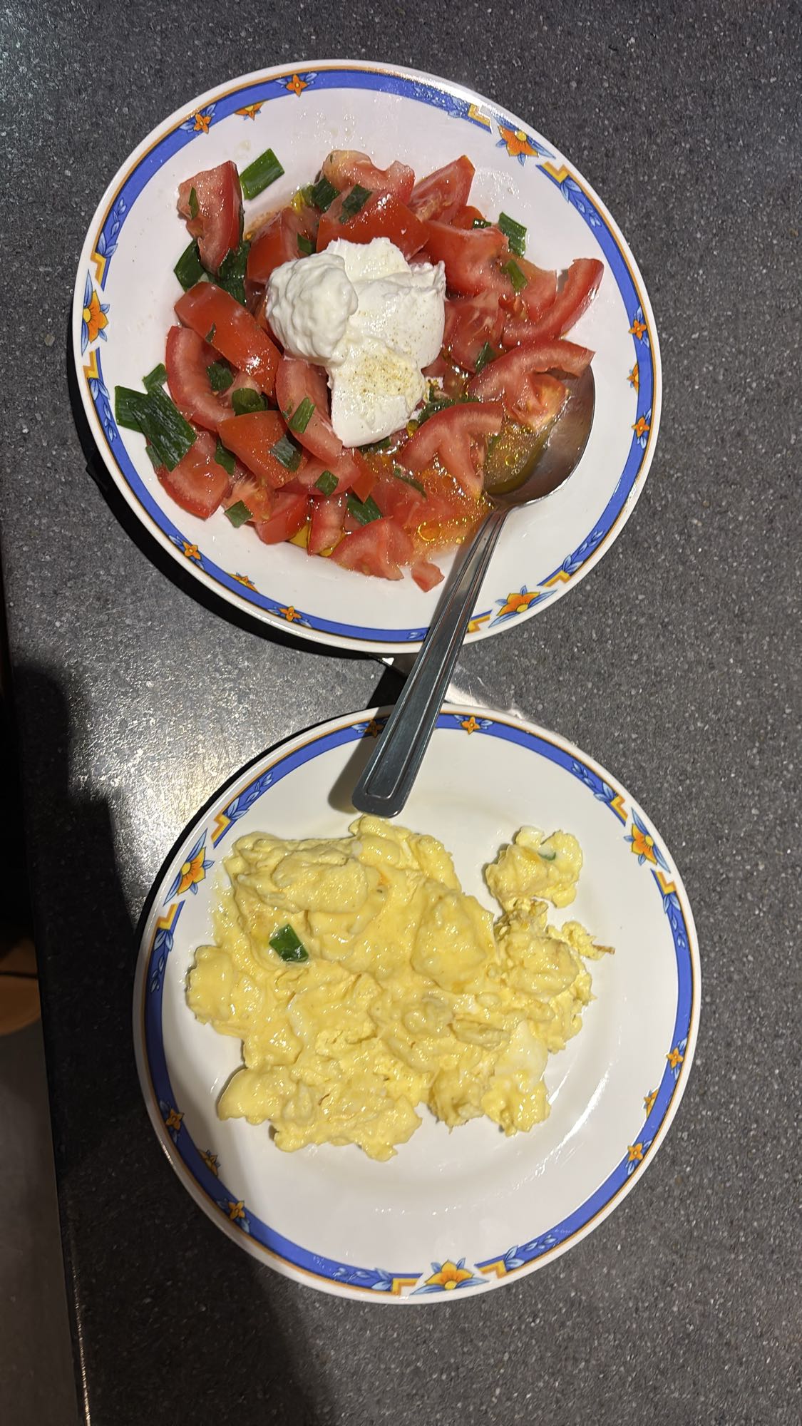 Oeufs brouillés et salade