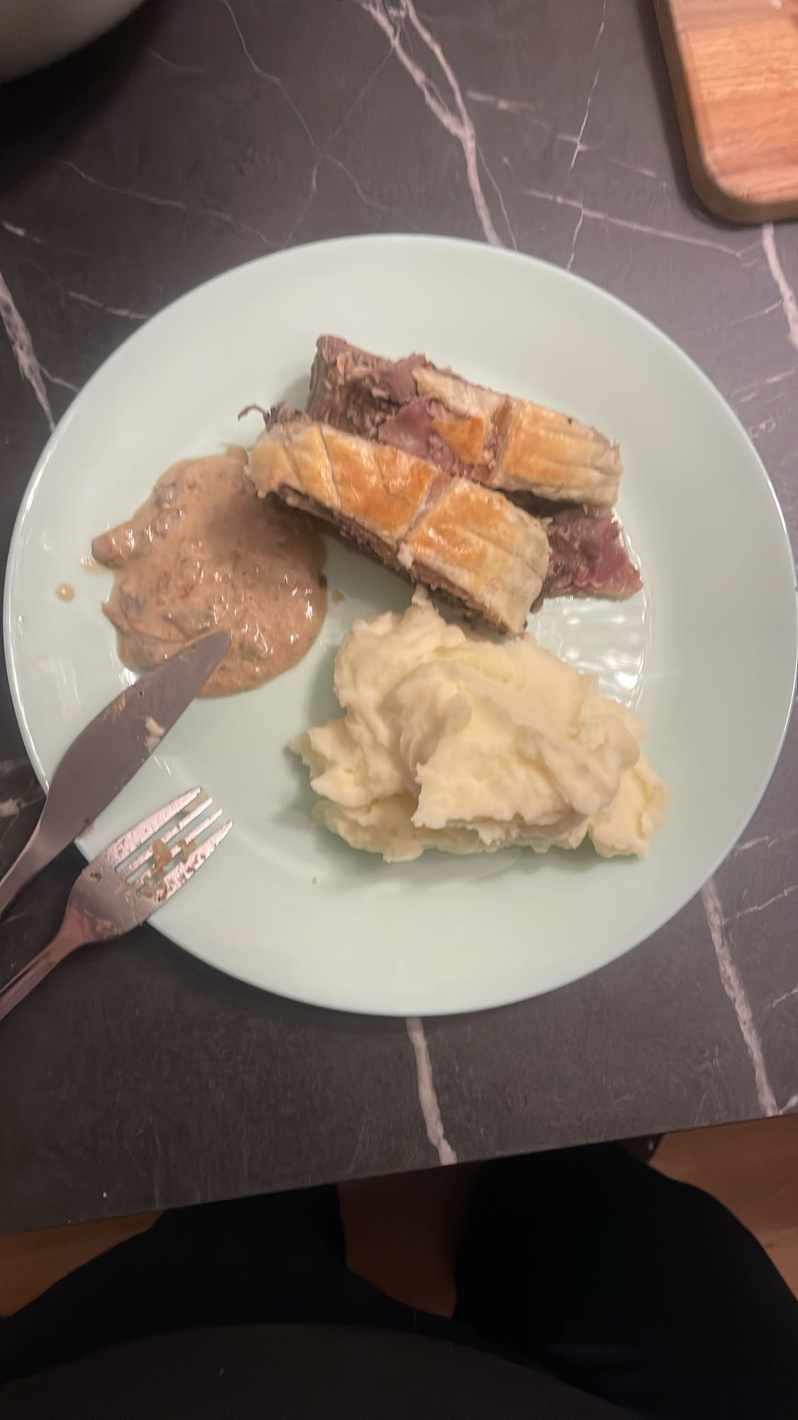 Kött med mos och sås