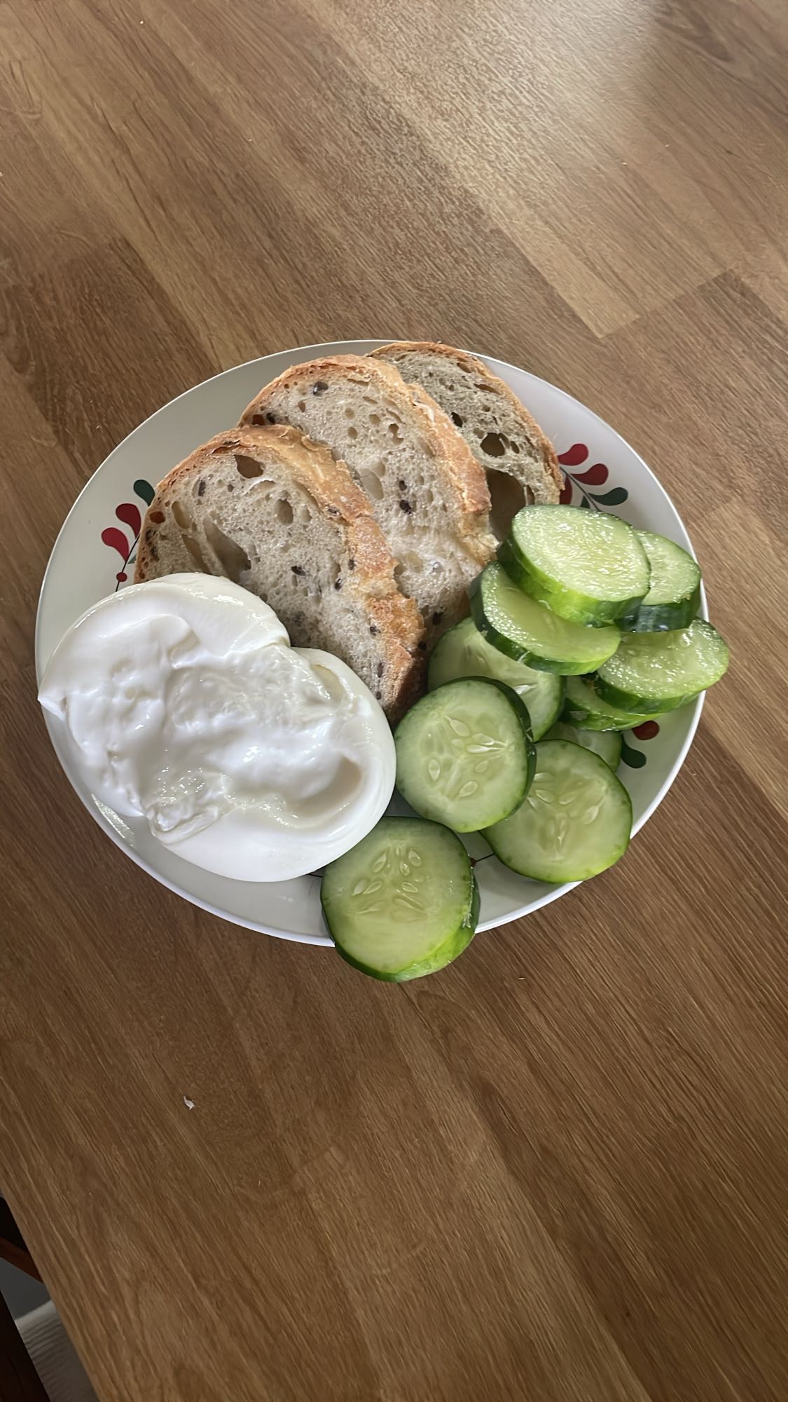 Burrata z chlebem orkiszowym i ogórkiem