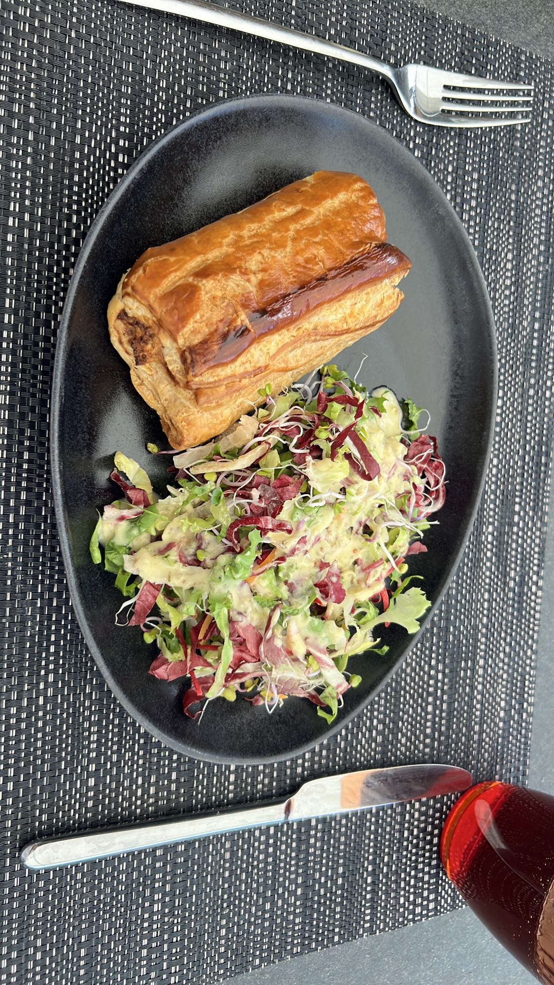 Wurstweggen mit Salat