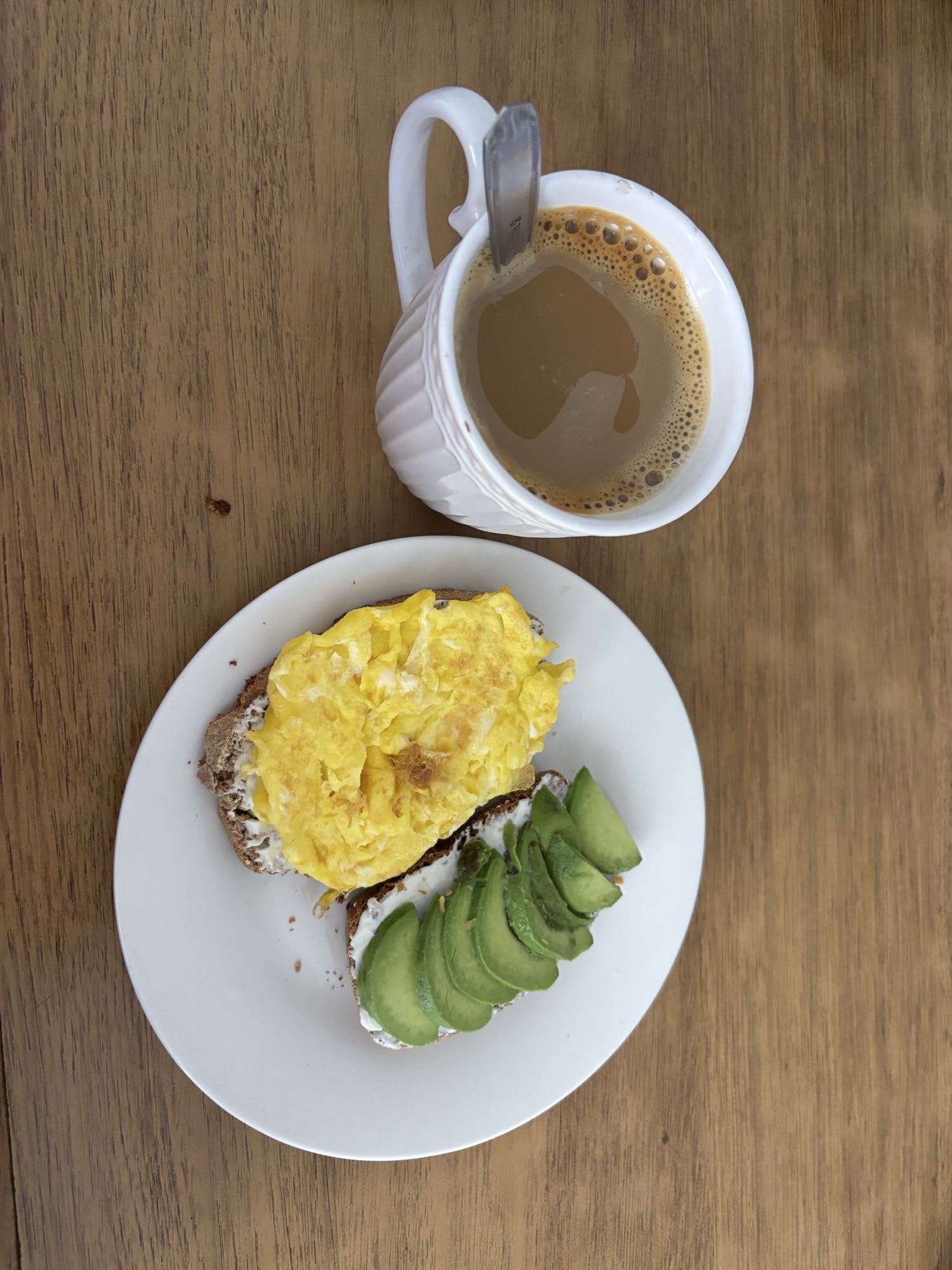 tostadas con huevo y café