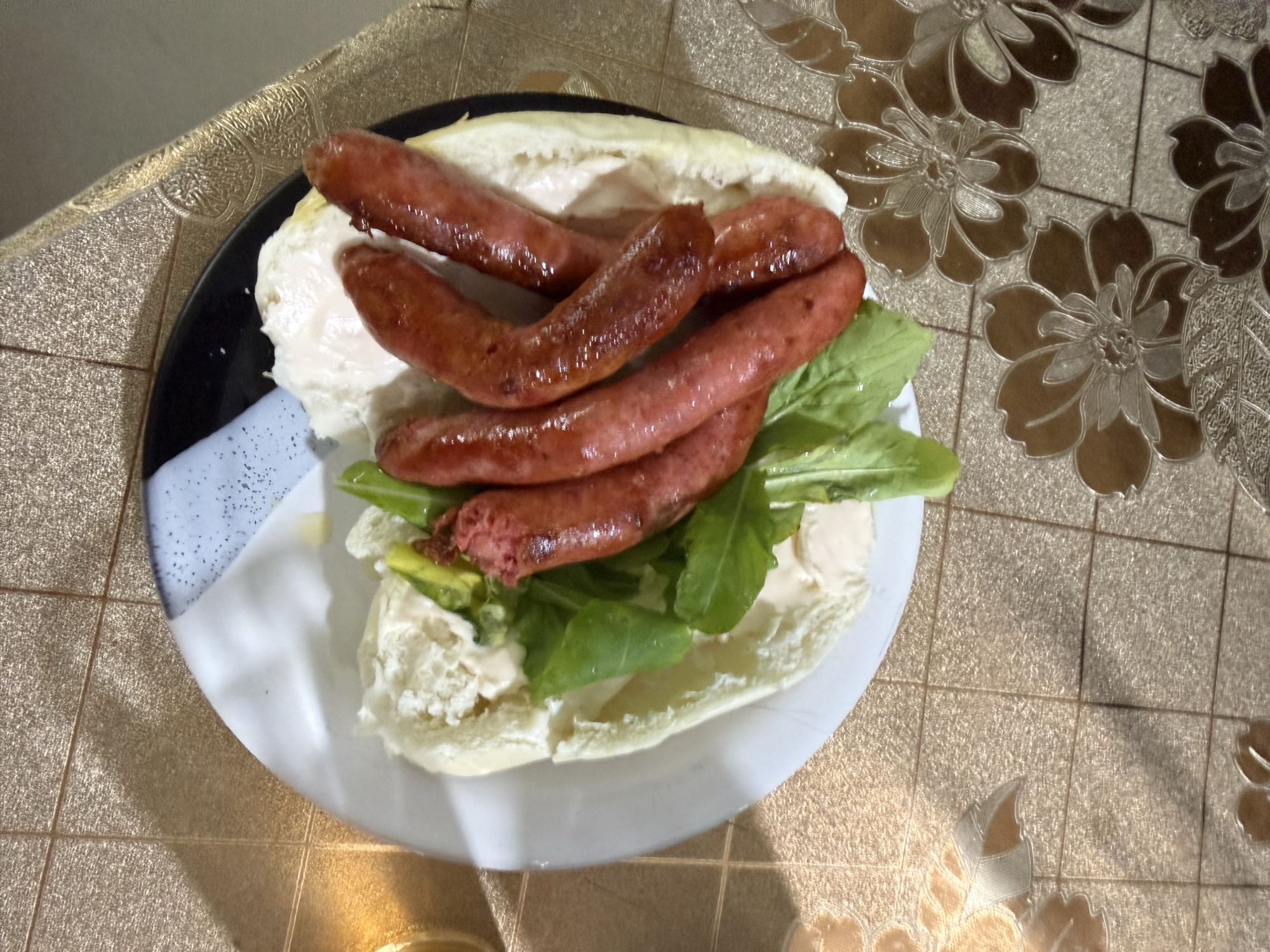 Pão com linguiça e alface