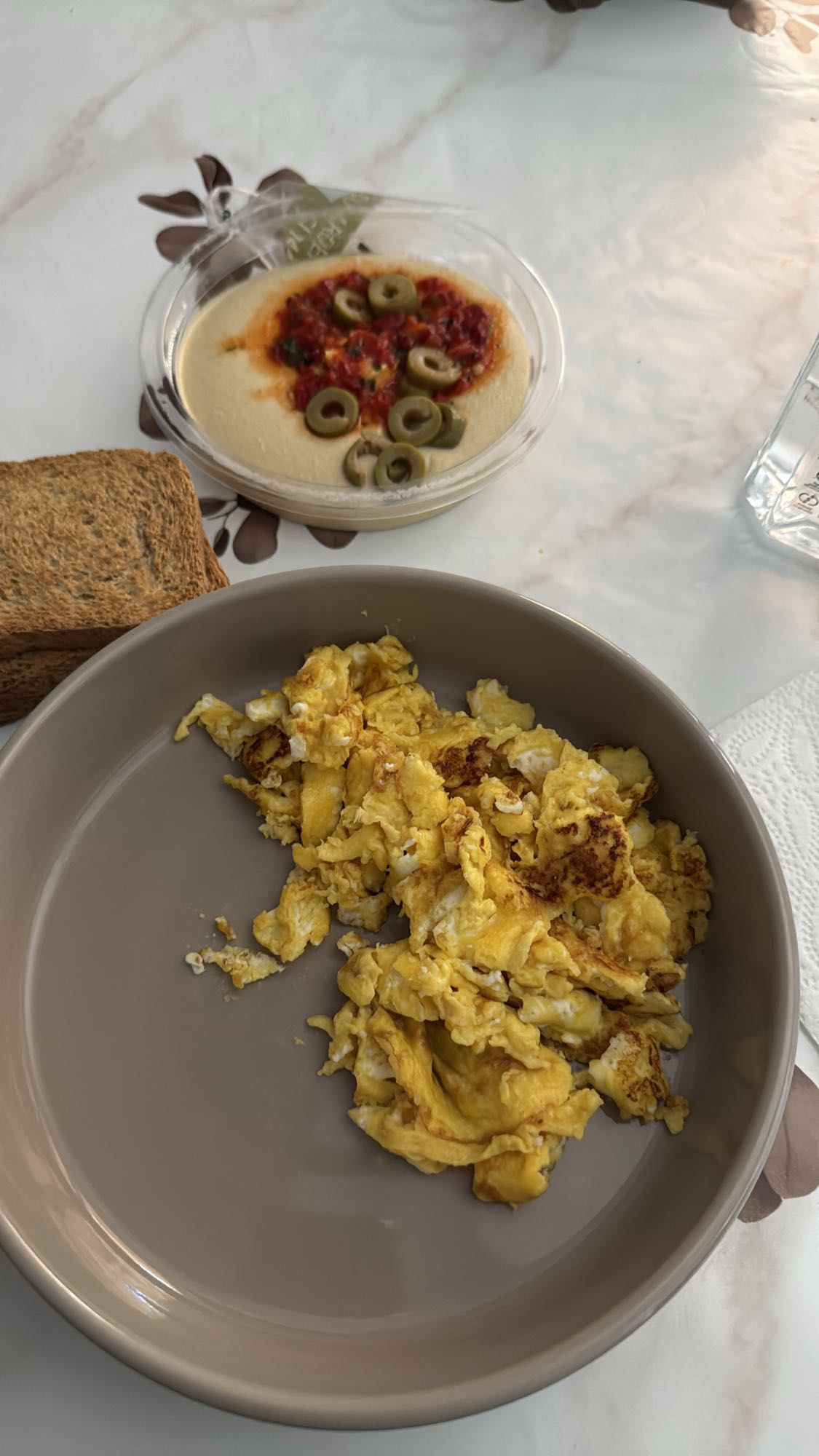 Ouă cu hummus și pâine