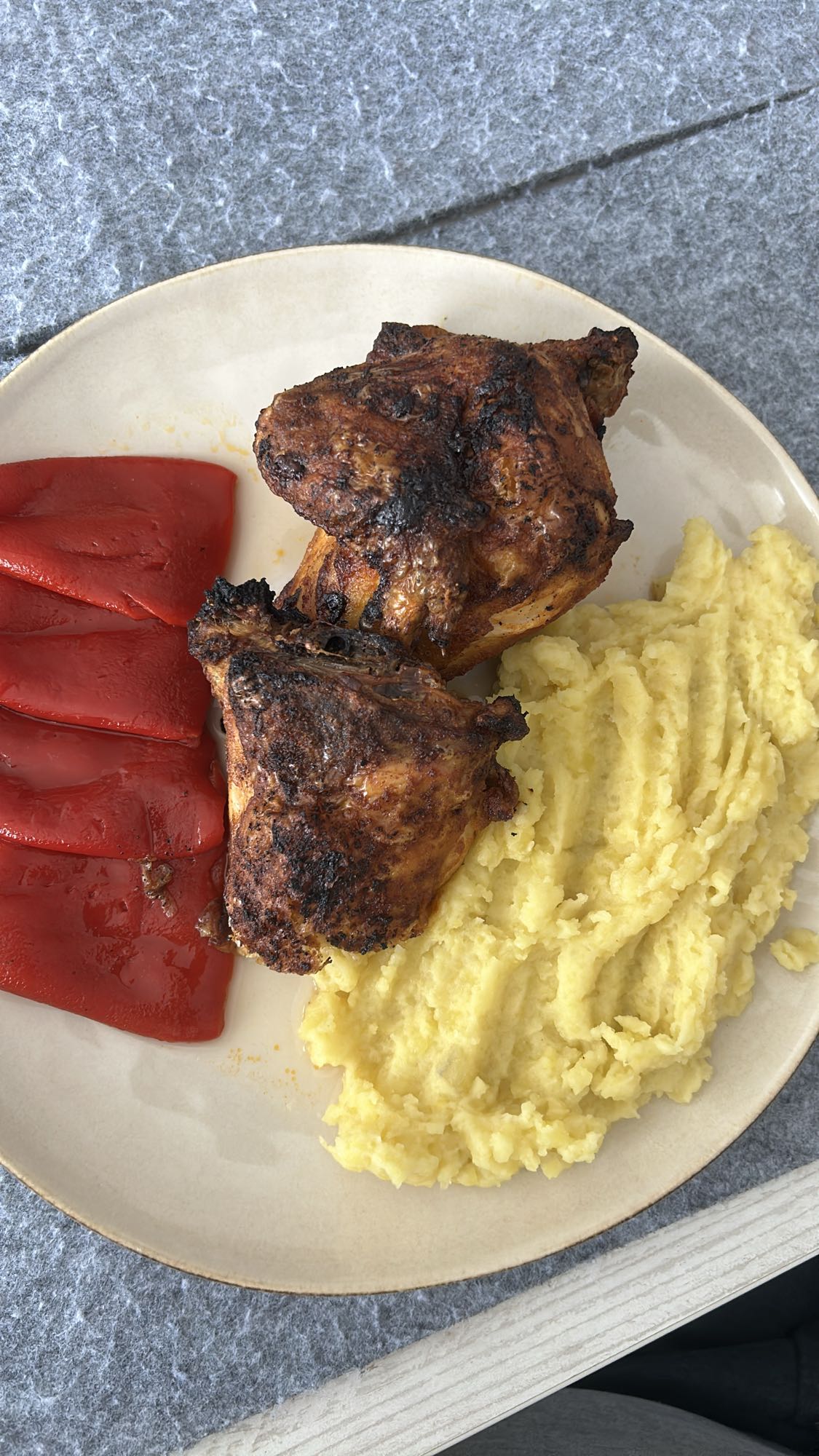 pollo con puré y pimiento