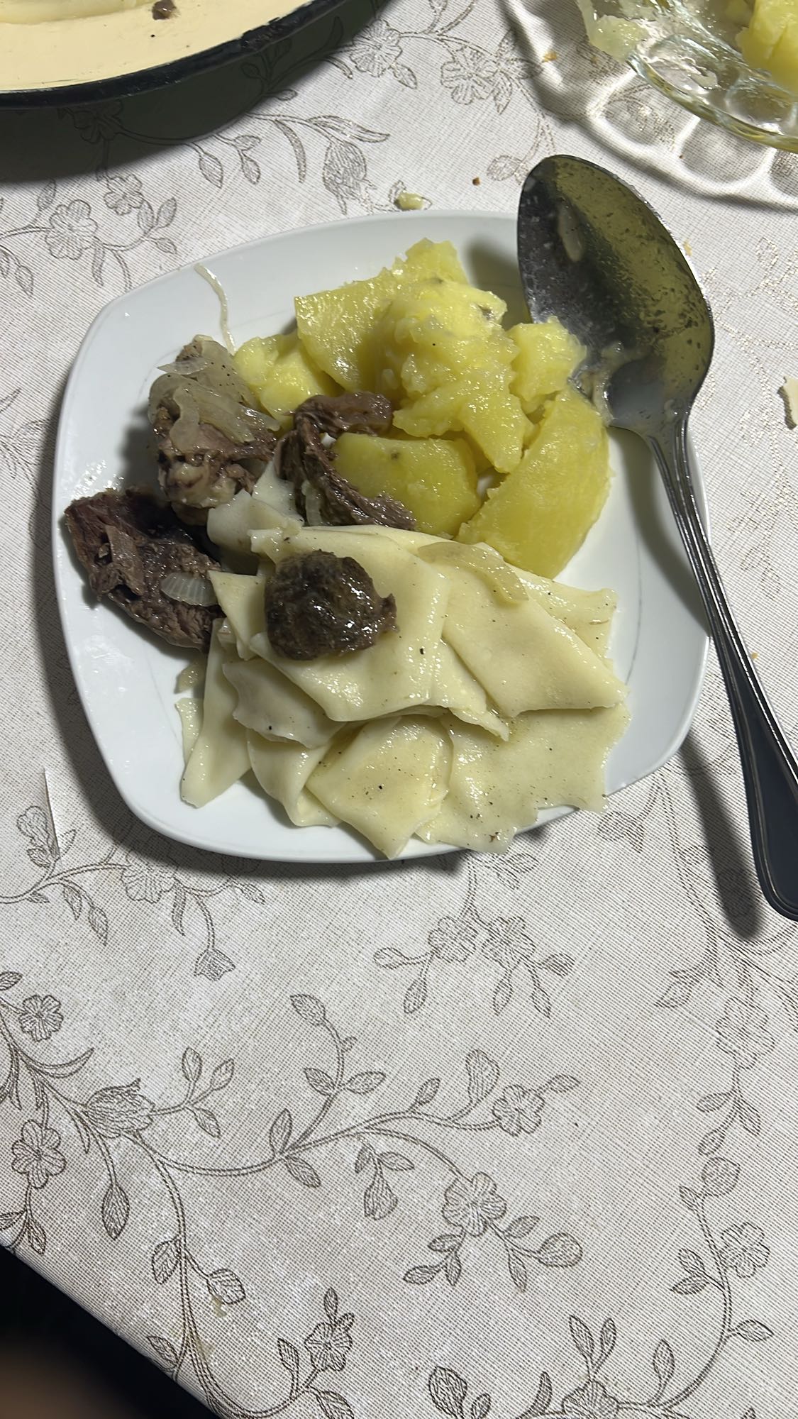 лапша с мясом и картофелем