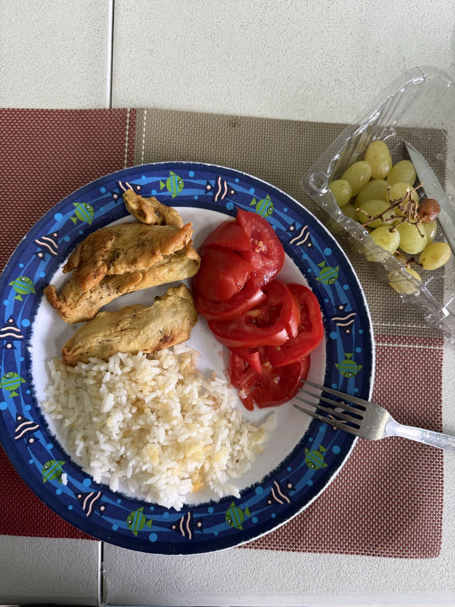 Frango com arroz e uvas