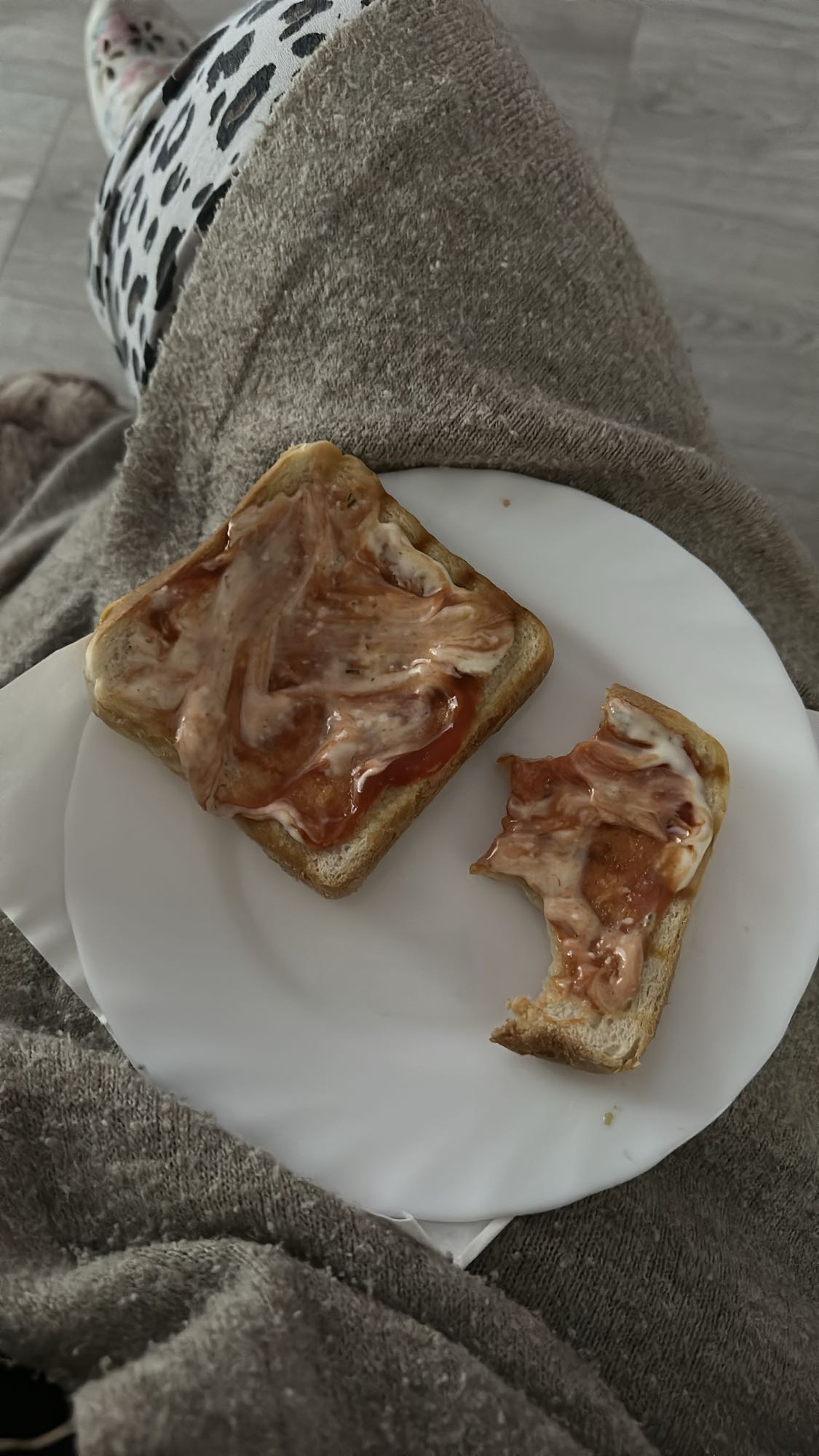 Tost z szynką i sosem