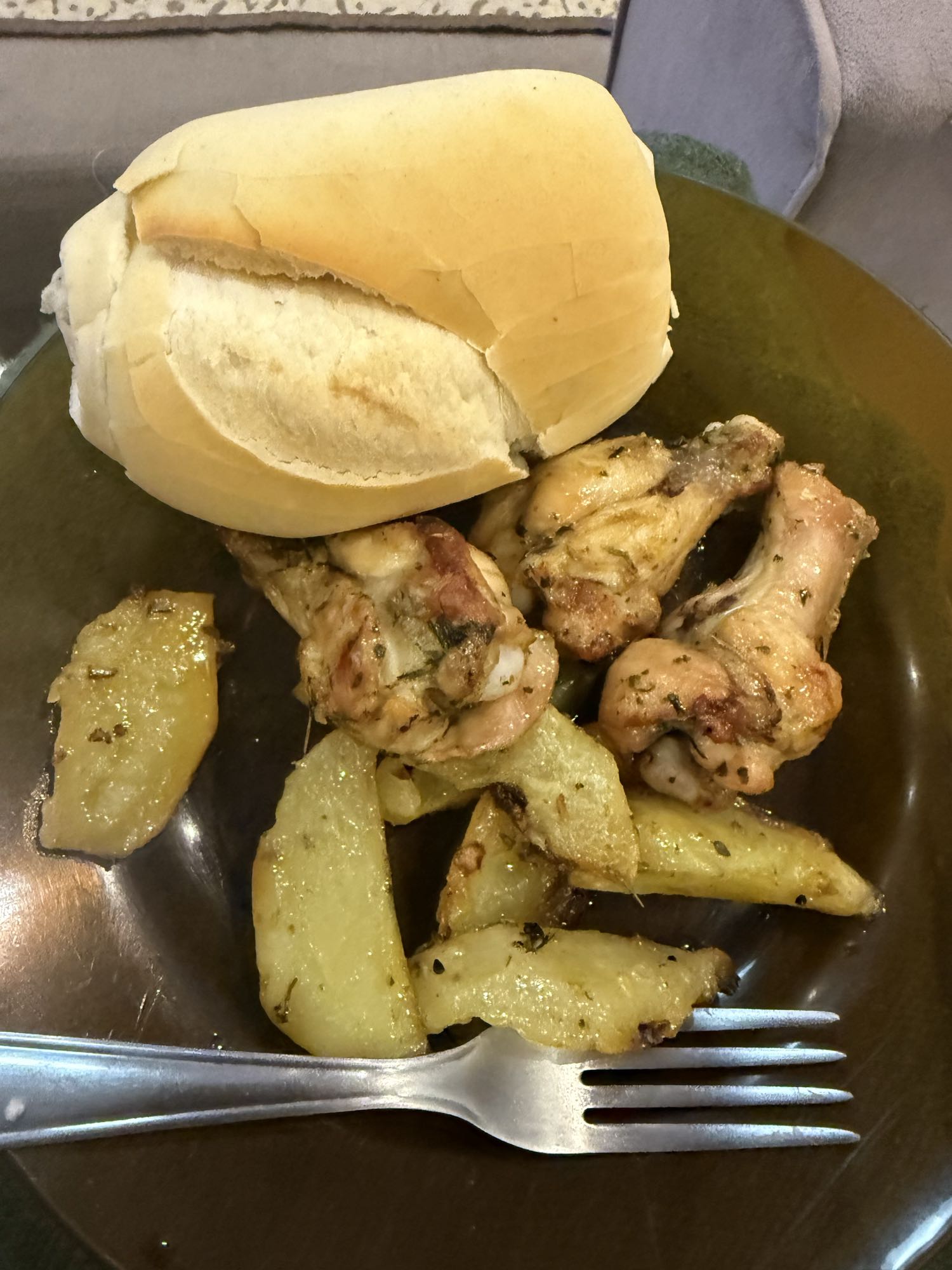 Pão com frango e batata