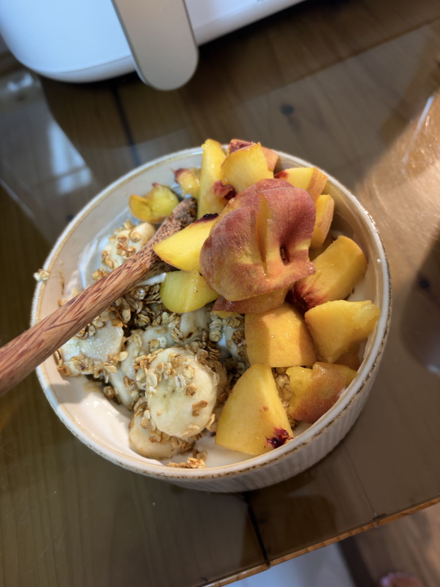 Bol cu iaurt proteic, piersică, banană caramelizată și ovăz