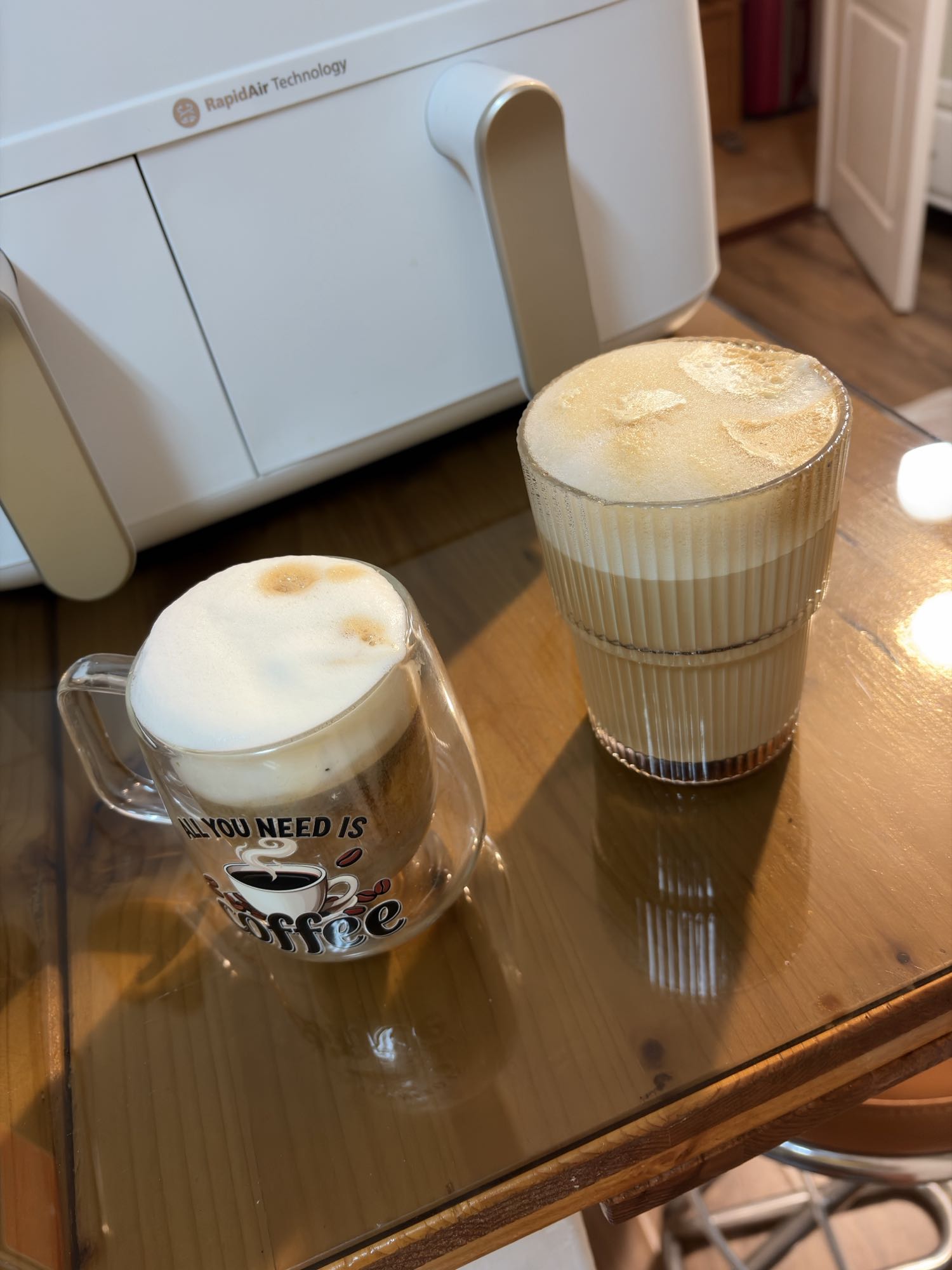 Un cappuccino cu lapte de ovăz neîndulcit și un espresso dublu cu spumă de lapte de ovăz neîndulcit