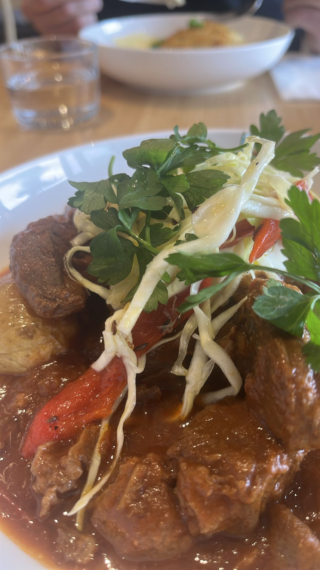 Köttgryta med kålsallad