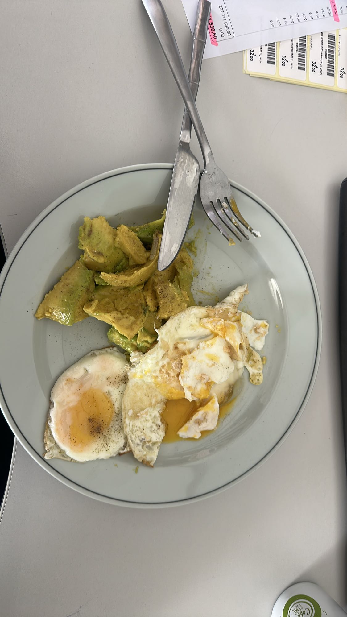 Oeufs et avocat