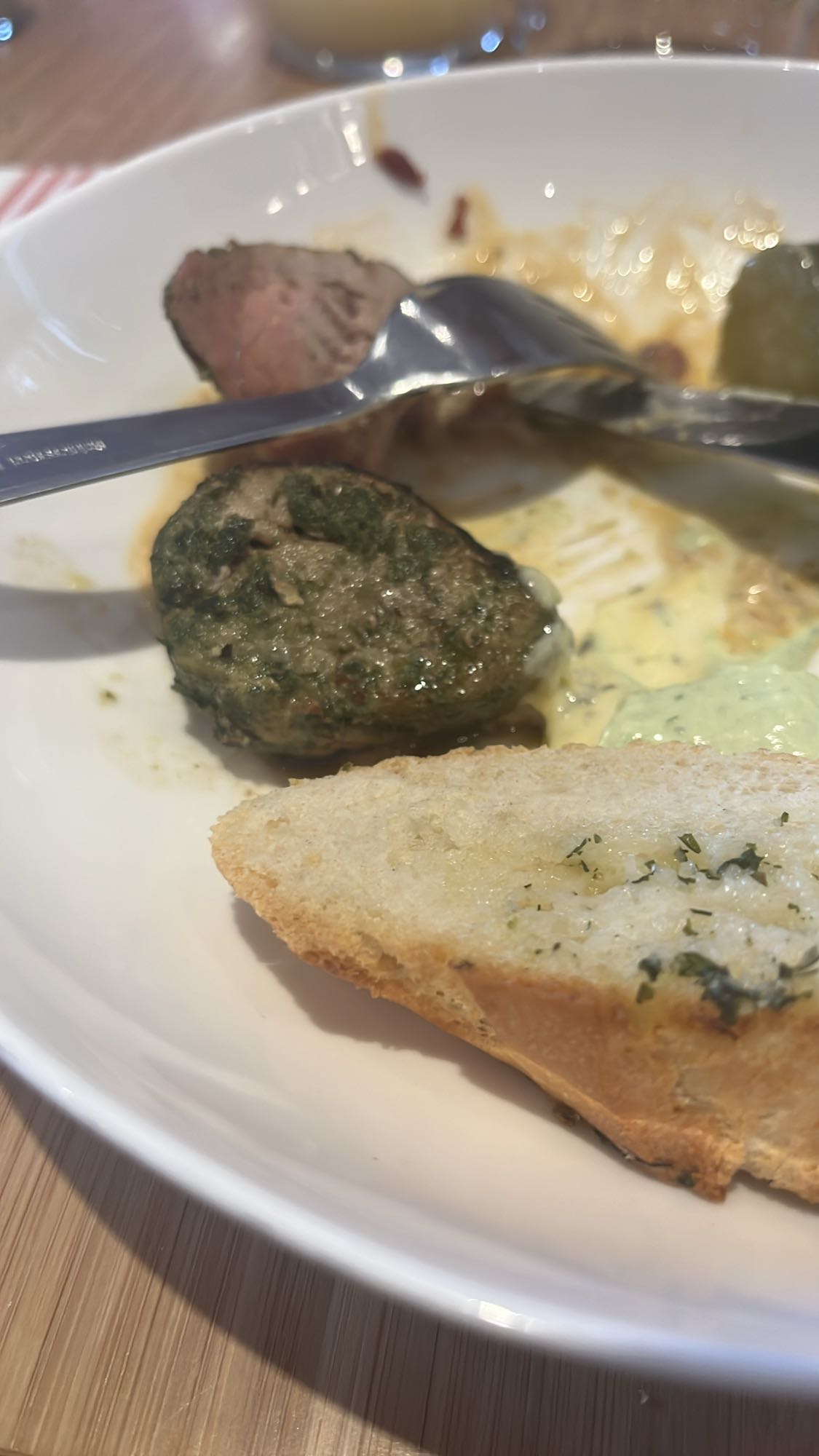 Köttbullar med vitlöksbröd