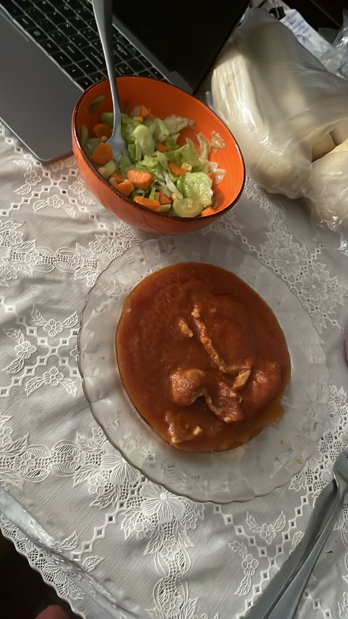 pollo en salsa con ensalada