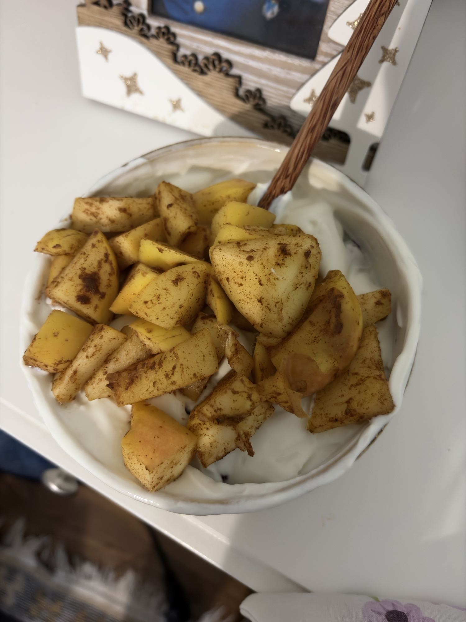 Skyr cu afine, măr și scorțișoară