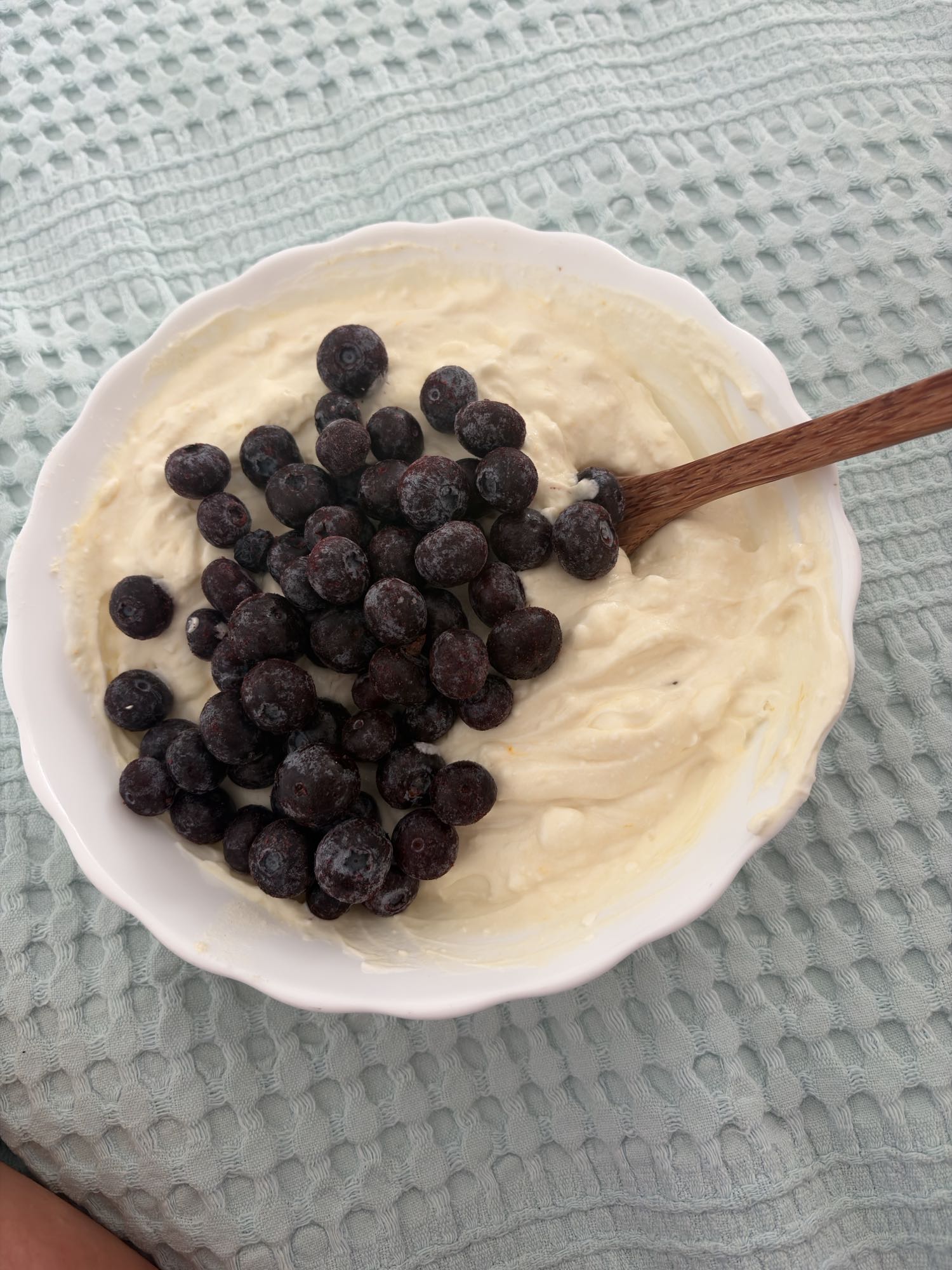 Skyr cu brânză cottage, pudră proteică și afine
