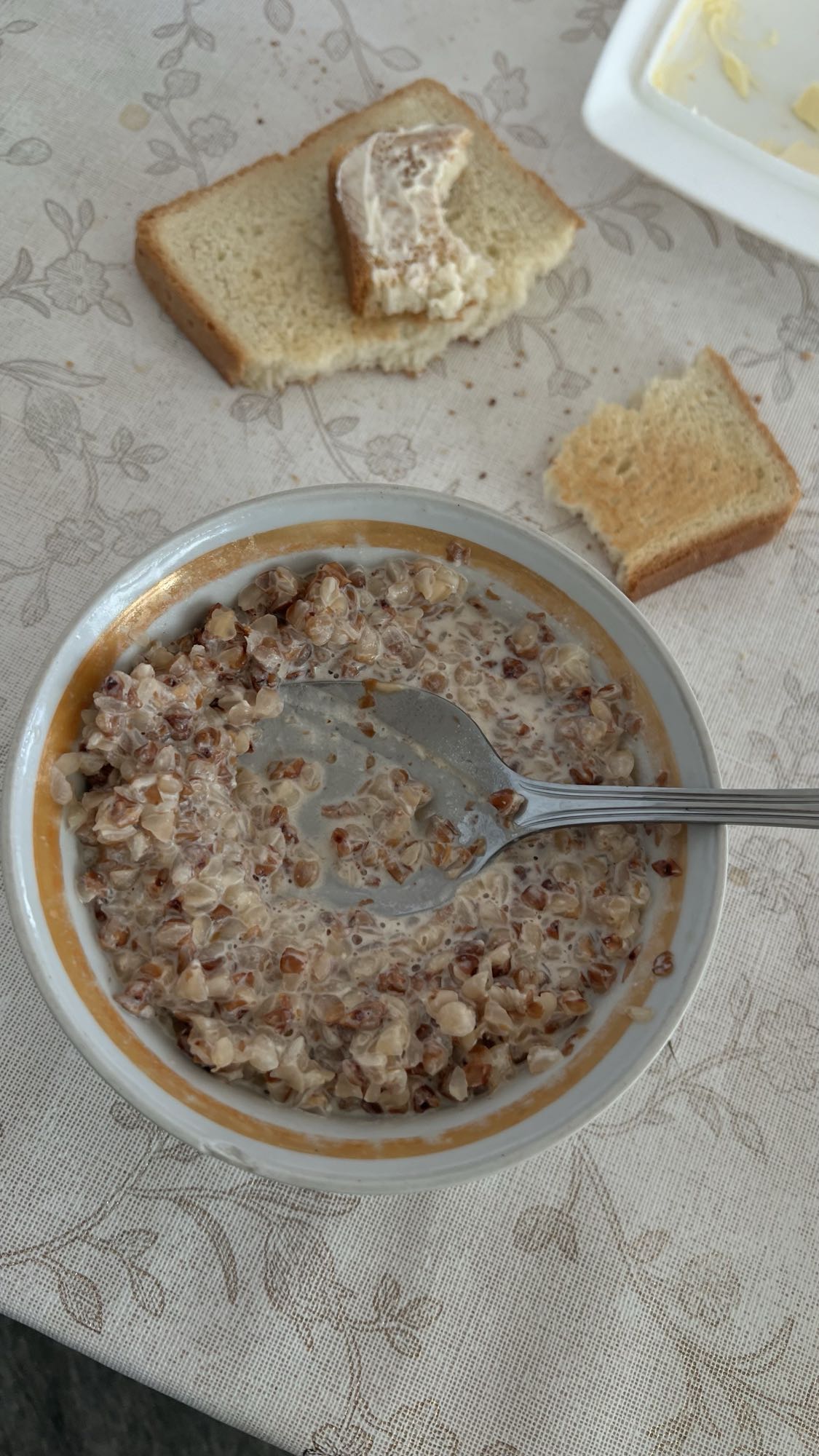 Гречка с молоком и хлебом
