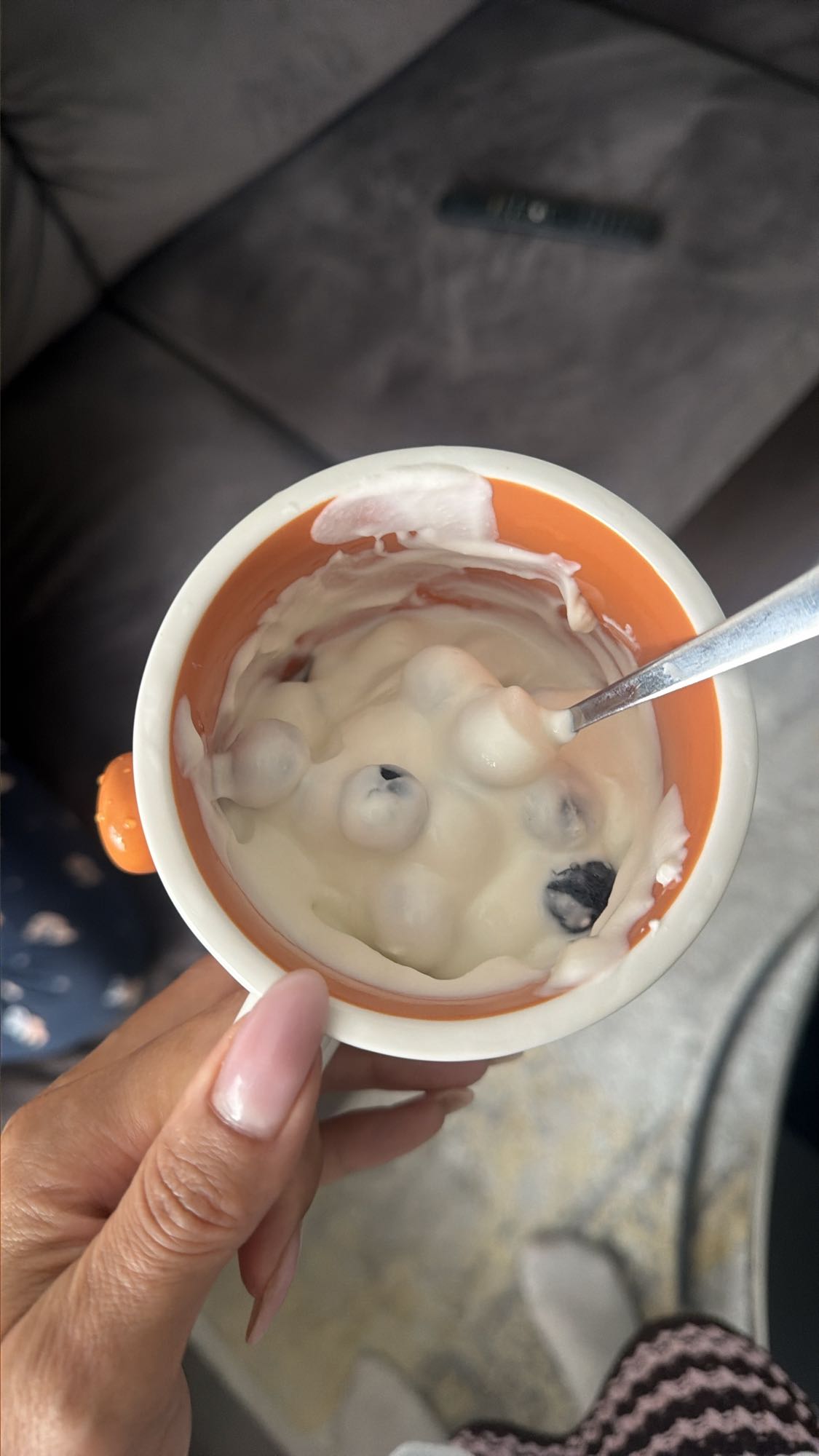 Йогурт с черникой