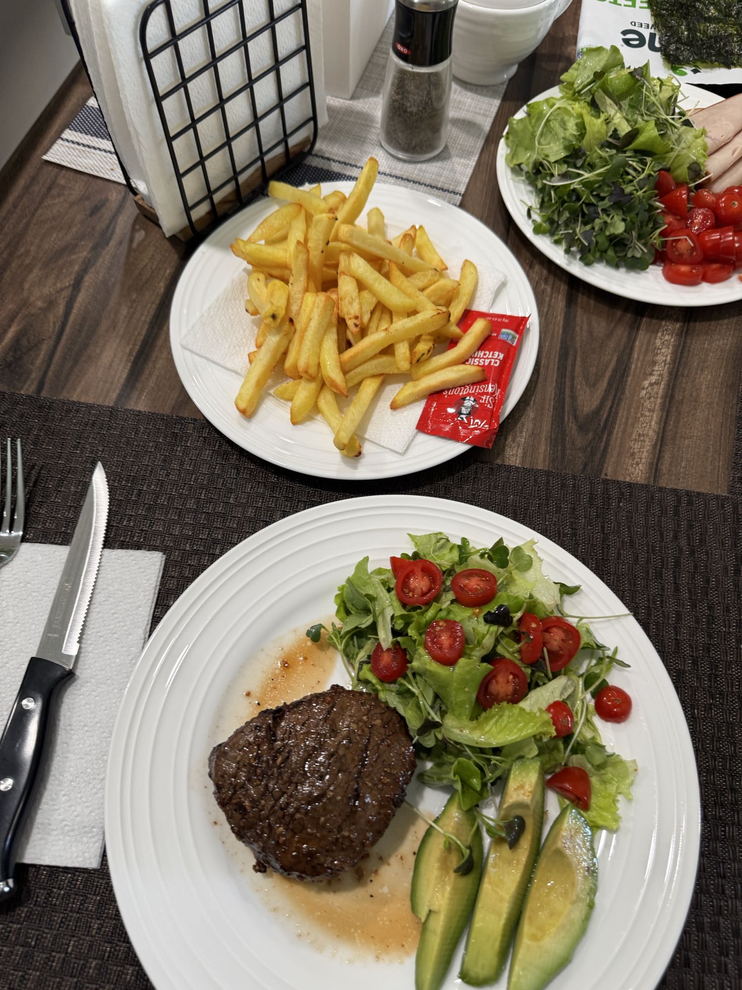 filete con papas y ensalada