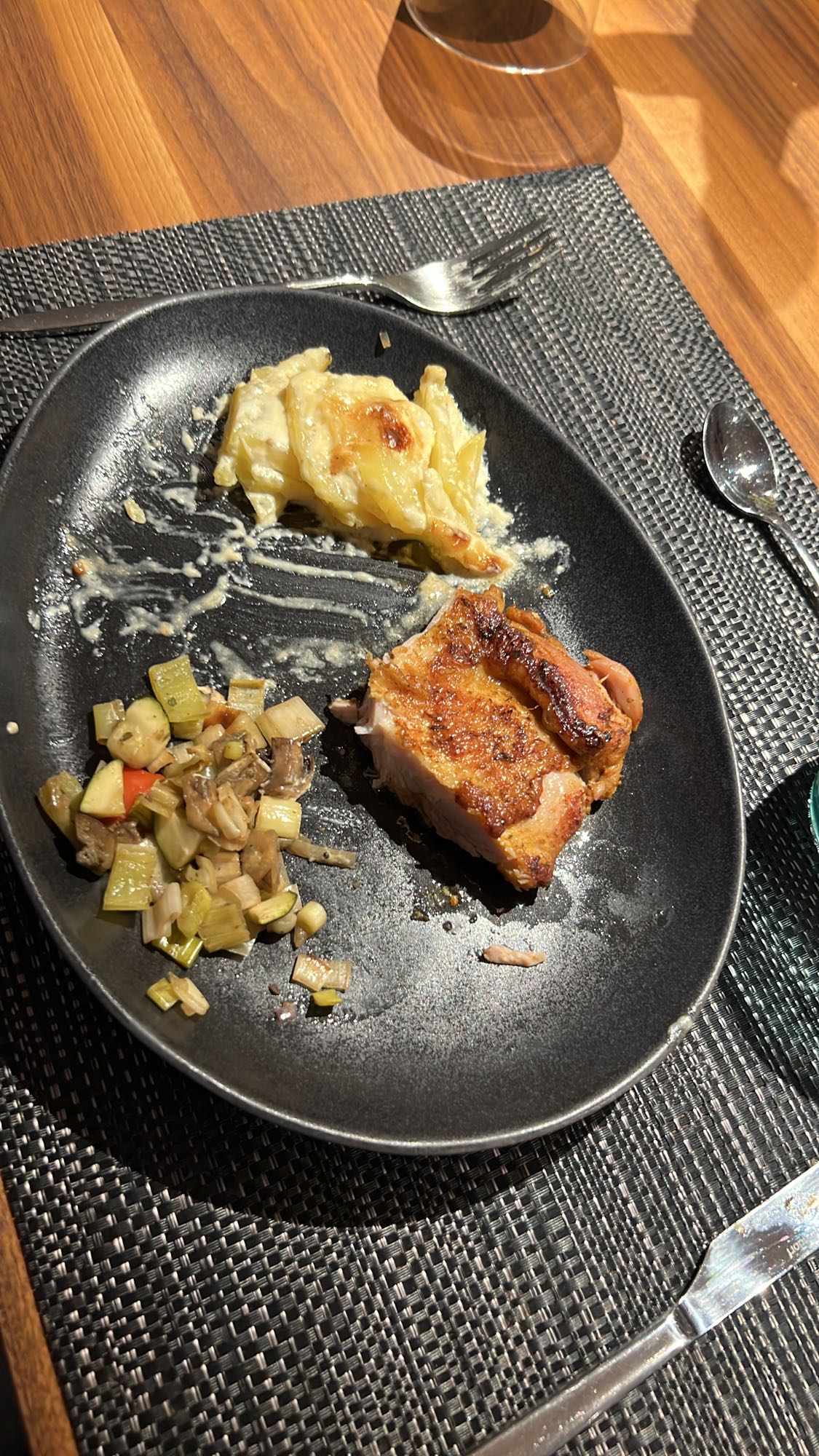 Bouletsteak mit Gratin und Gemüse