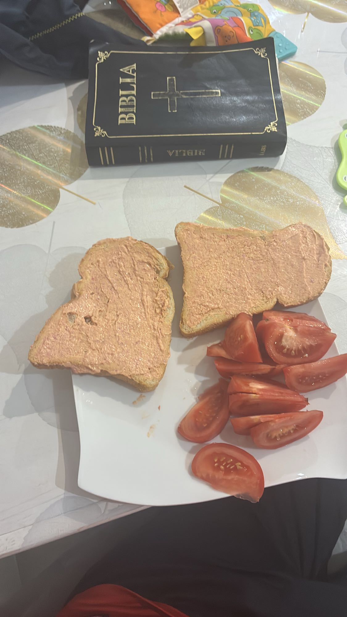 Tartine cu pasta si rosii