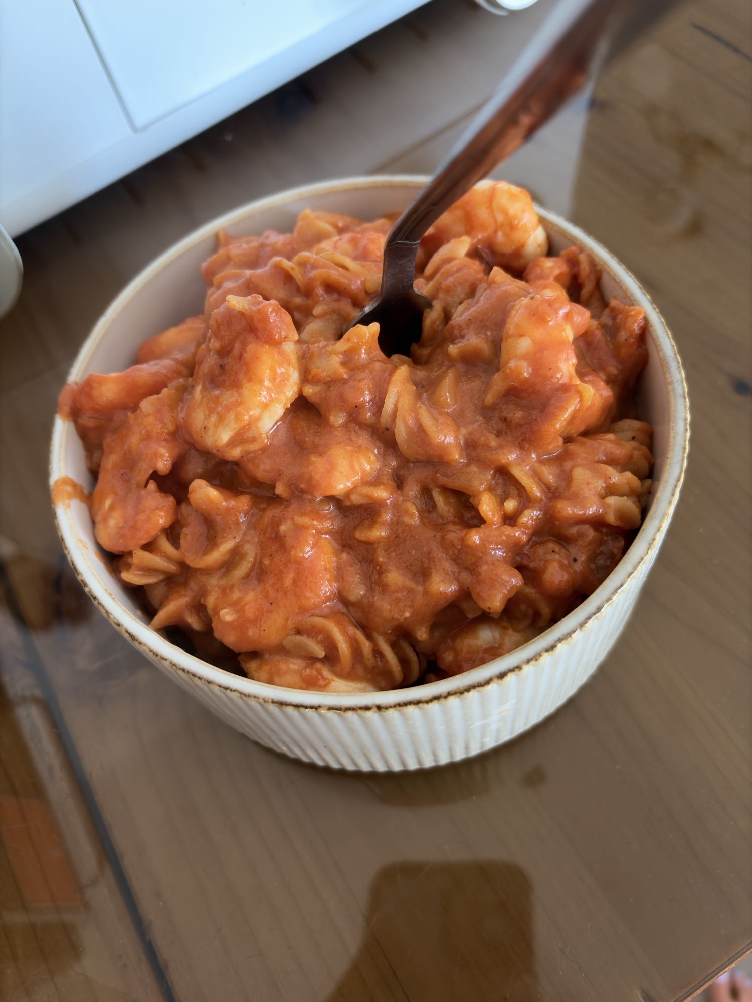 Paste din linte cu creveți, sos de roșii și parmezan