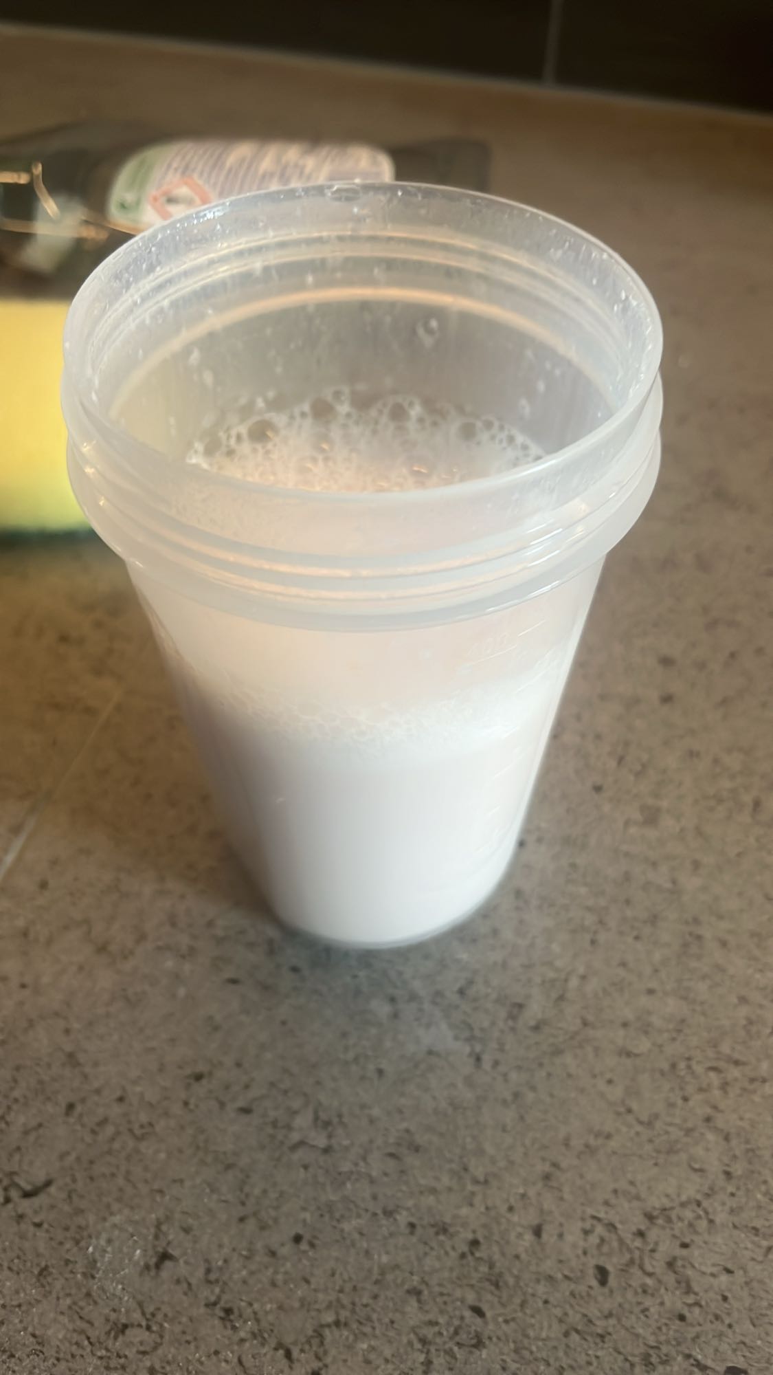 Mjölk i plastmugg