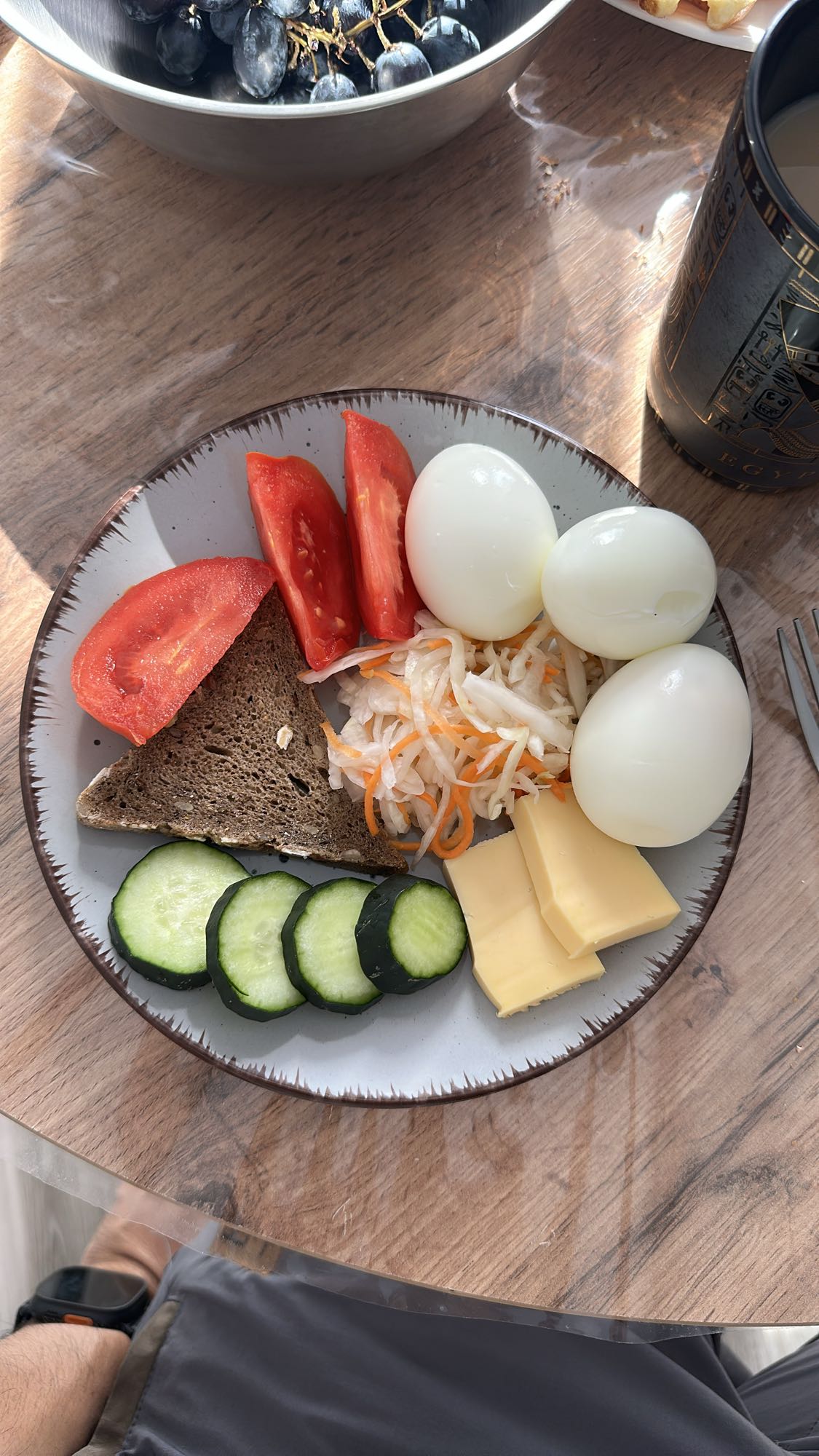 Яйца с овощами и сыром