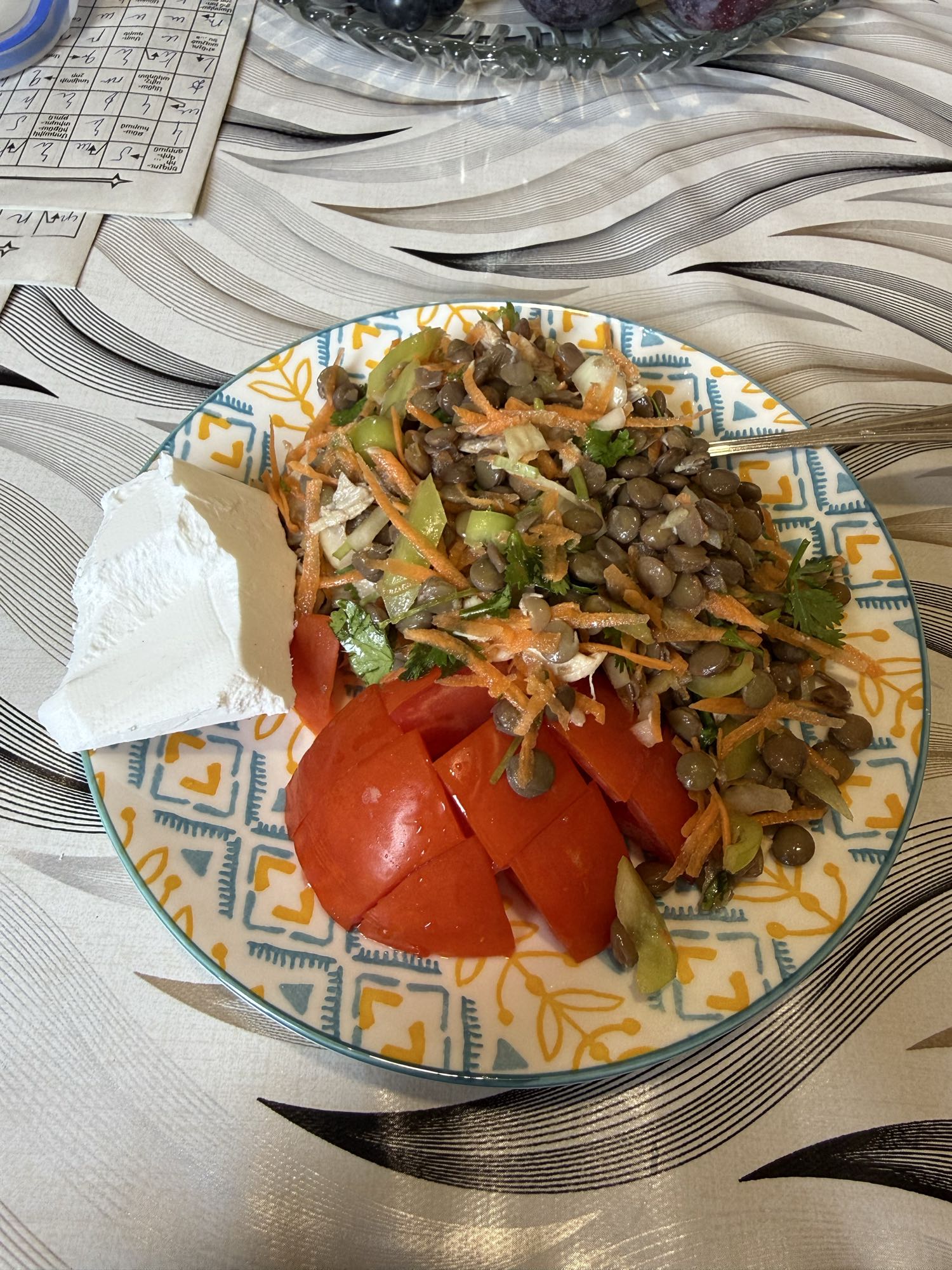Салат с чечевицей и сыром