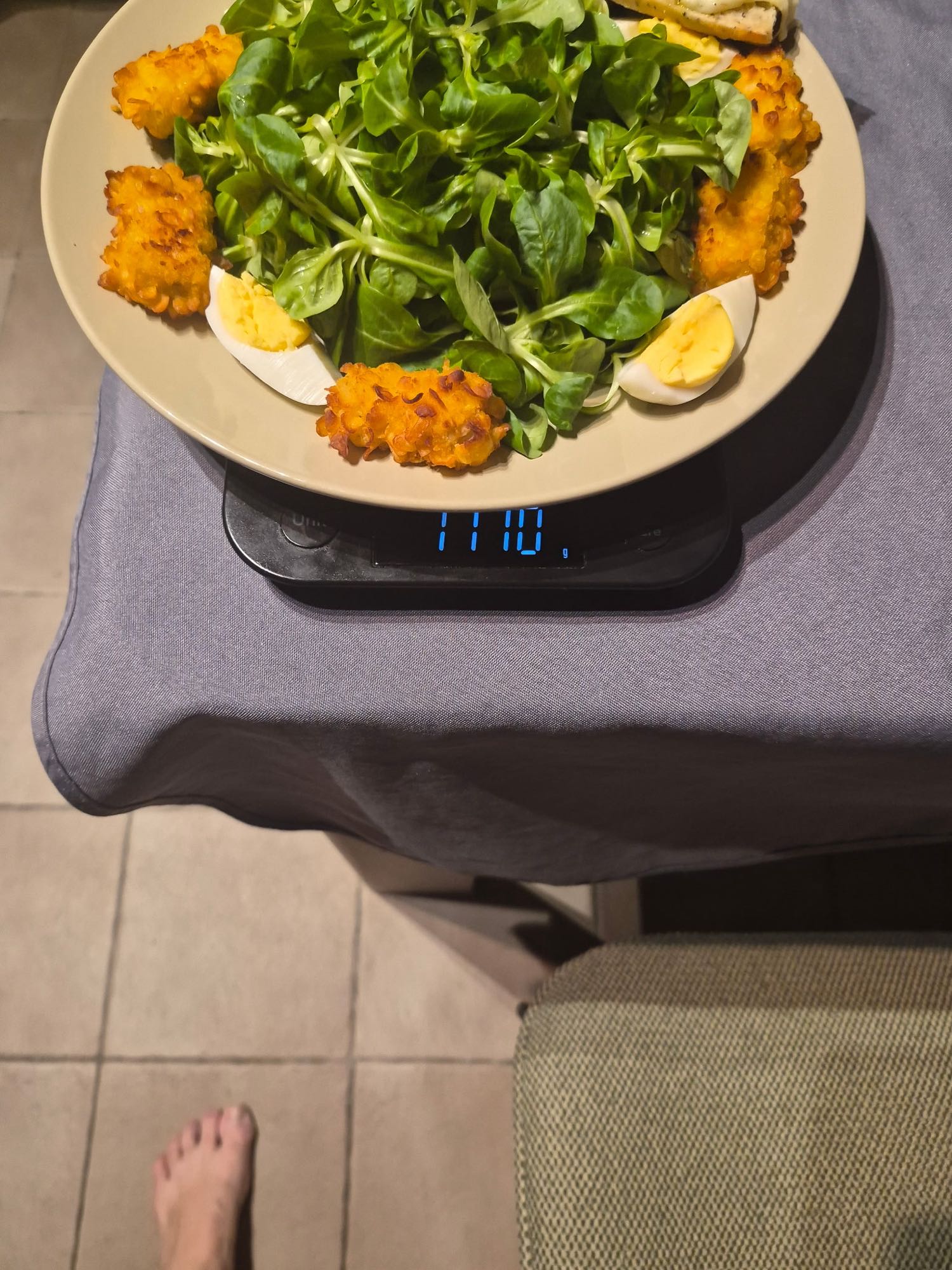 Salade de mâche, œufs durs et nuggets de poulet