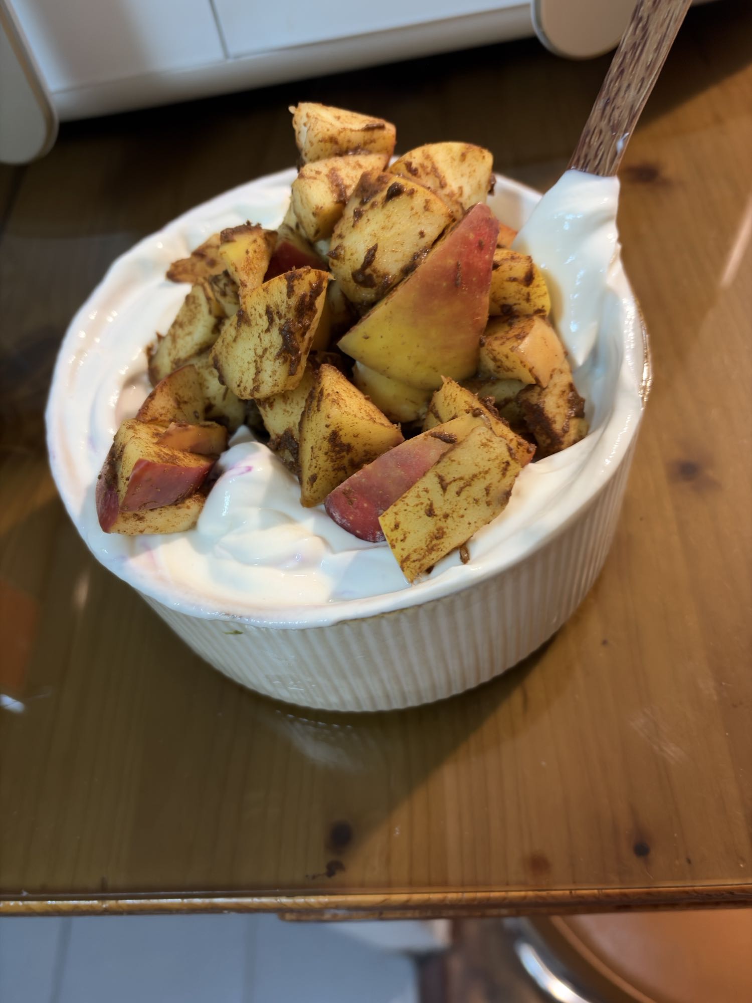 Skyr cu afine, măr și scorțișoară