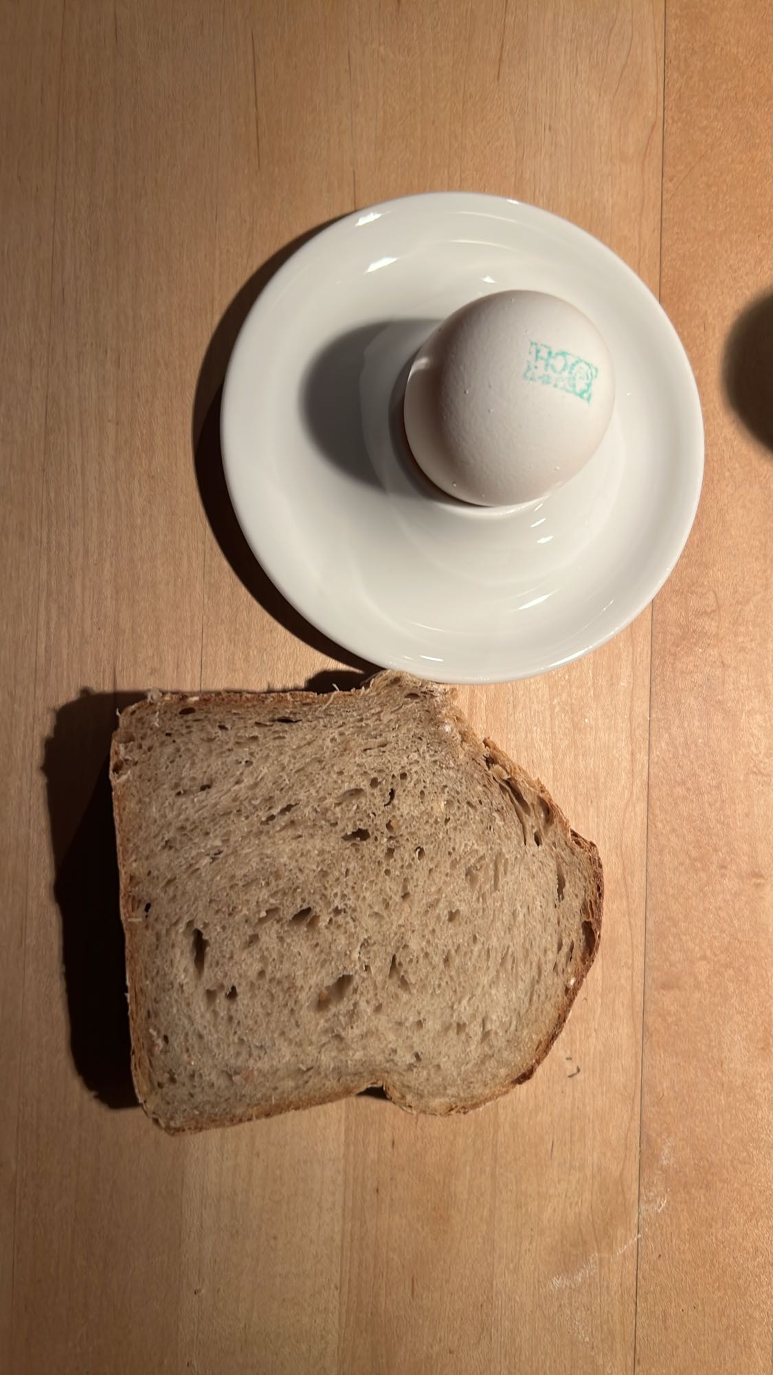 Ei mit Brotscheibe