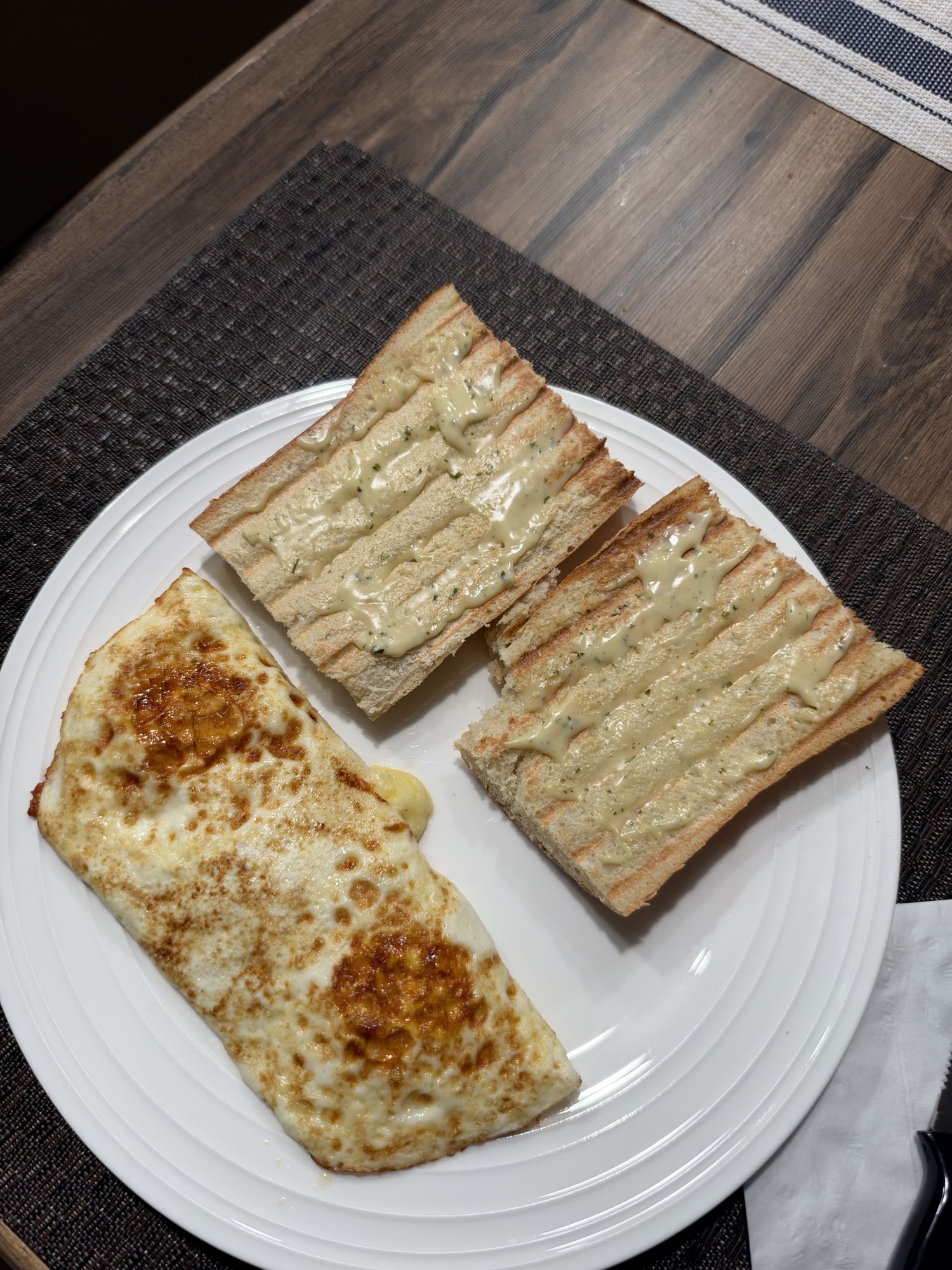 omelet con pan tostado