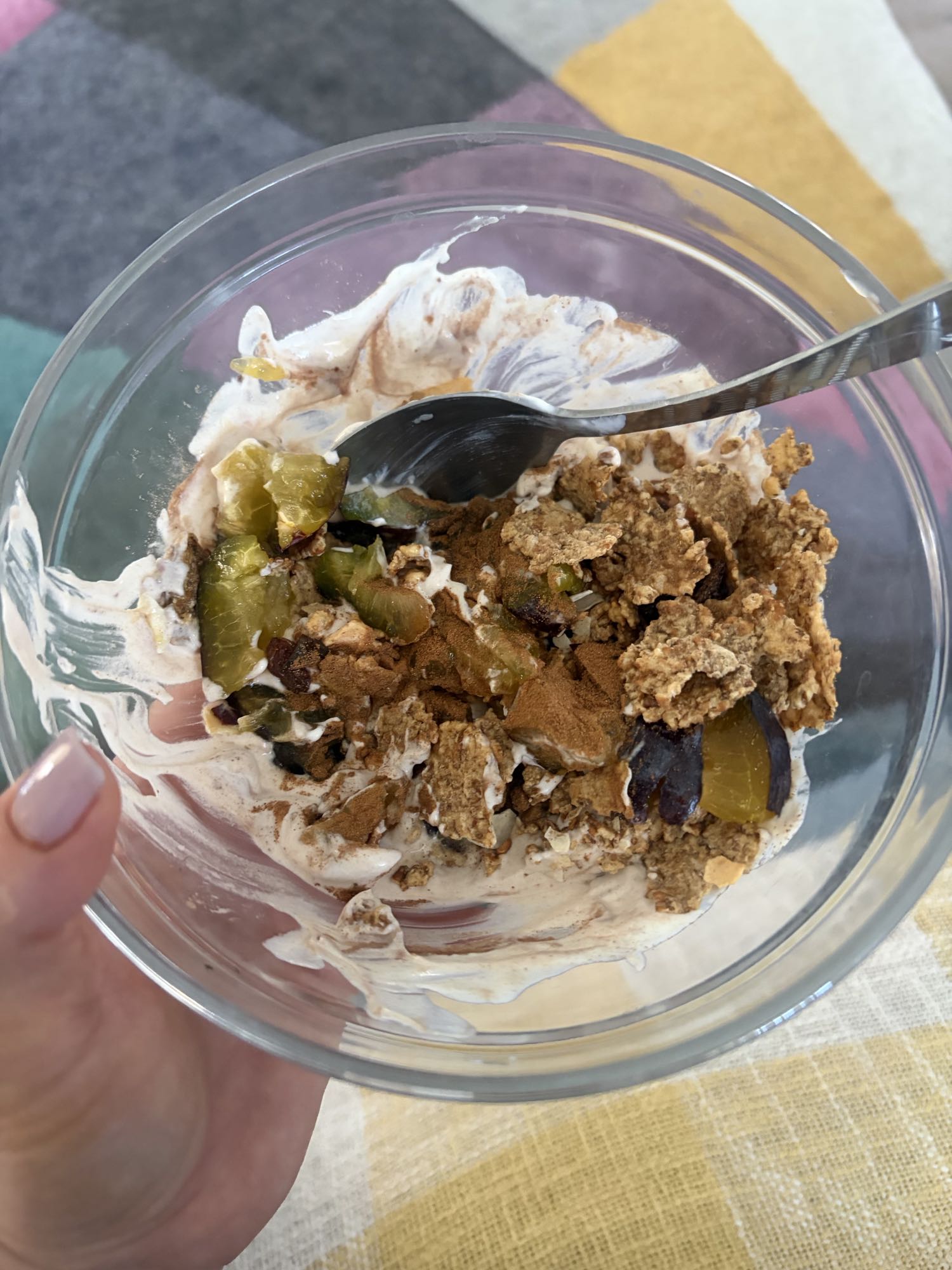 Iaurt cu prune si cereale