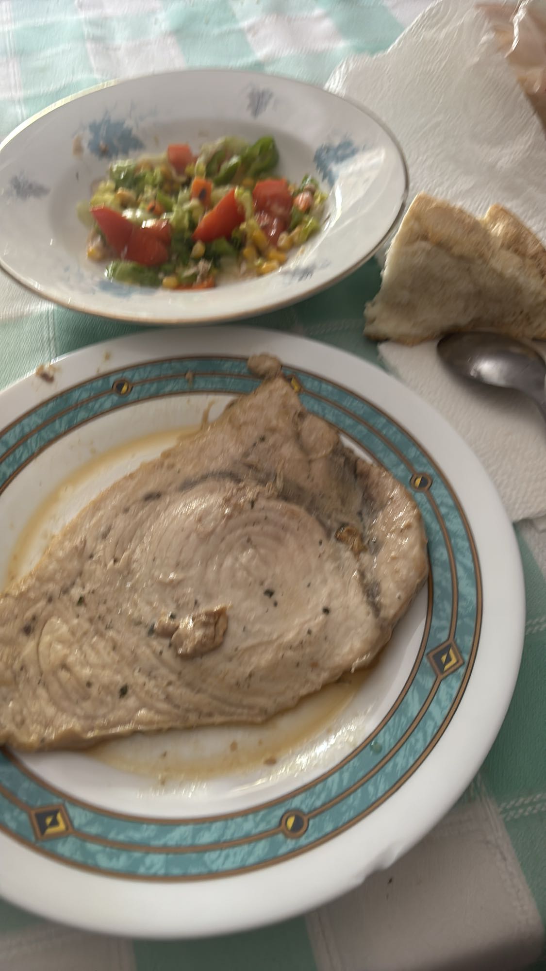 pez espada con ensalada