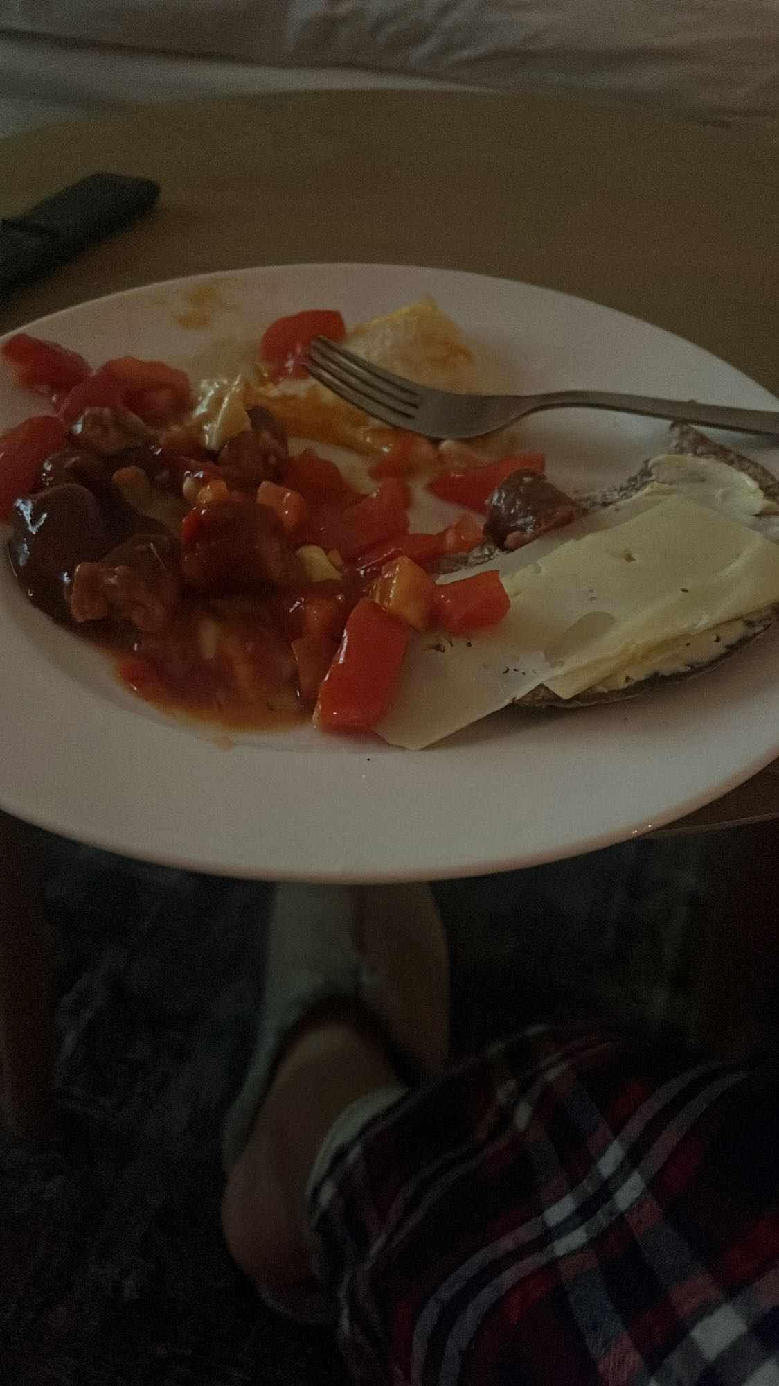 Omelett med ost och tomat