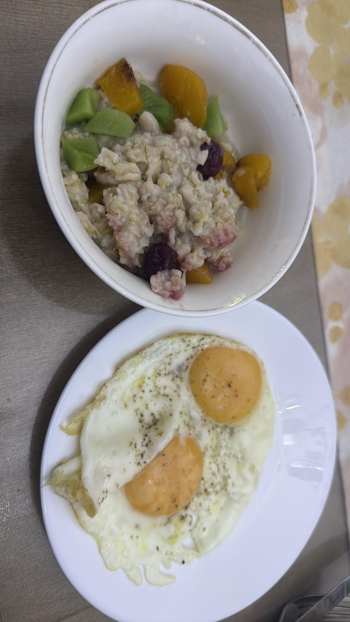 Яичница с овсянкой и фруктами