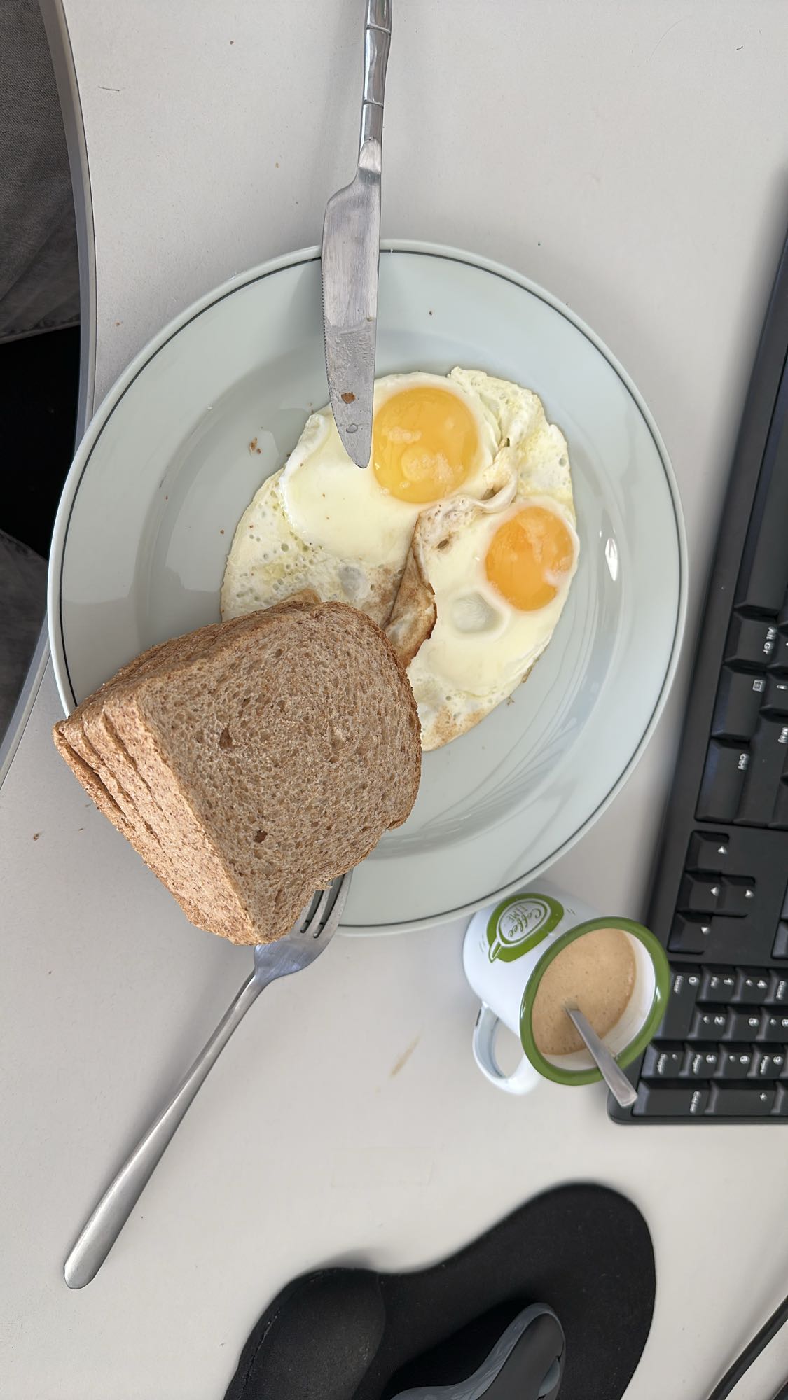 Oeufs au plat et pain