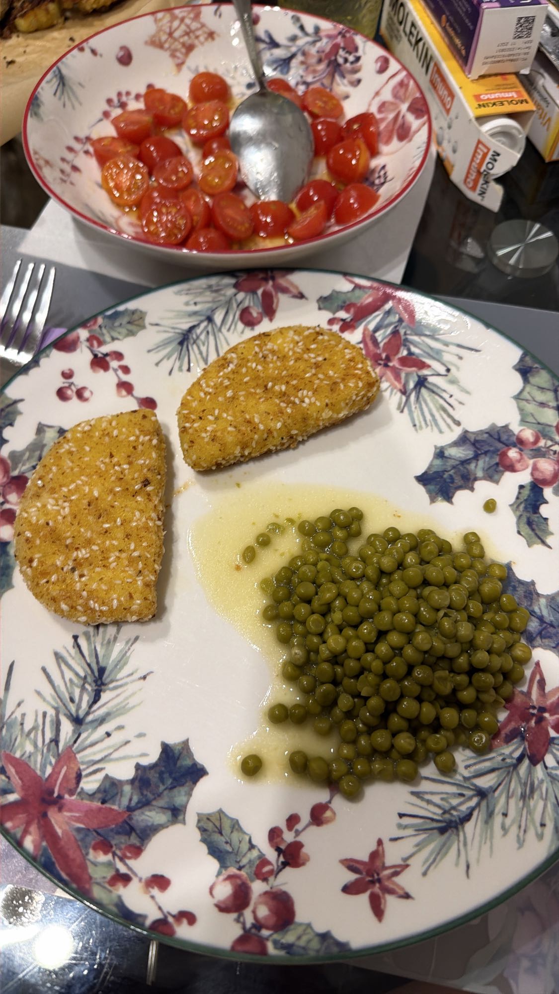 Breaded cutlets with peas