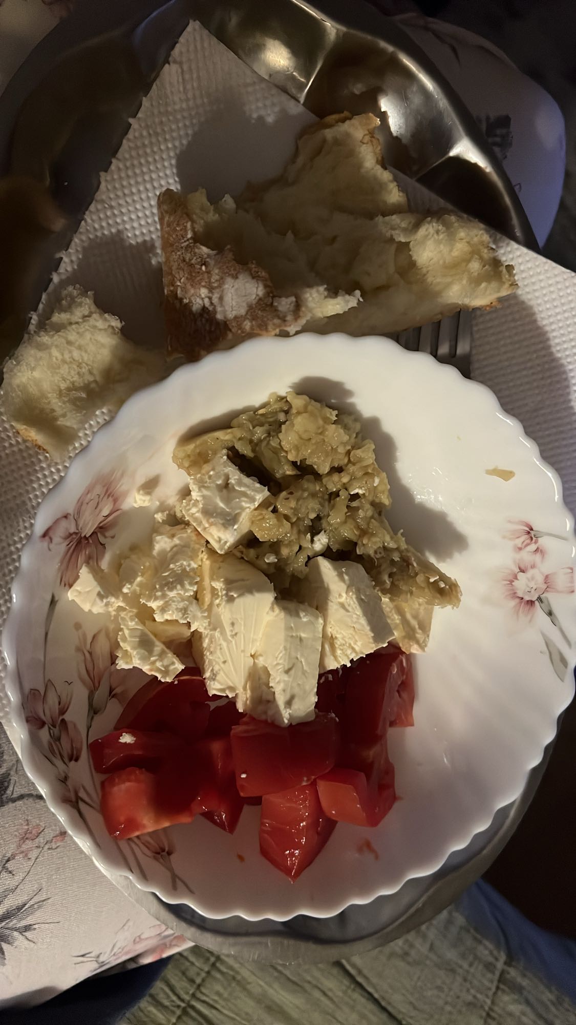 Telemea de vaca cu rosie, salata de vinete si paine alba