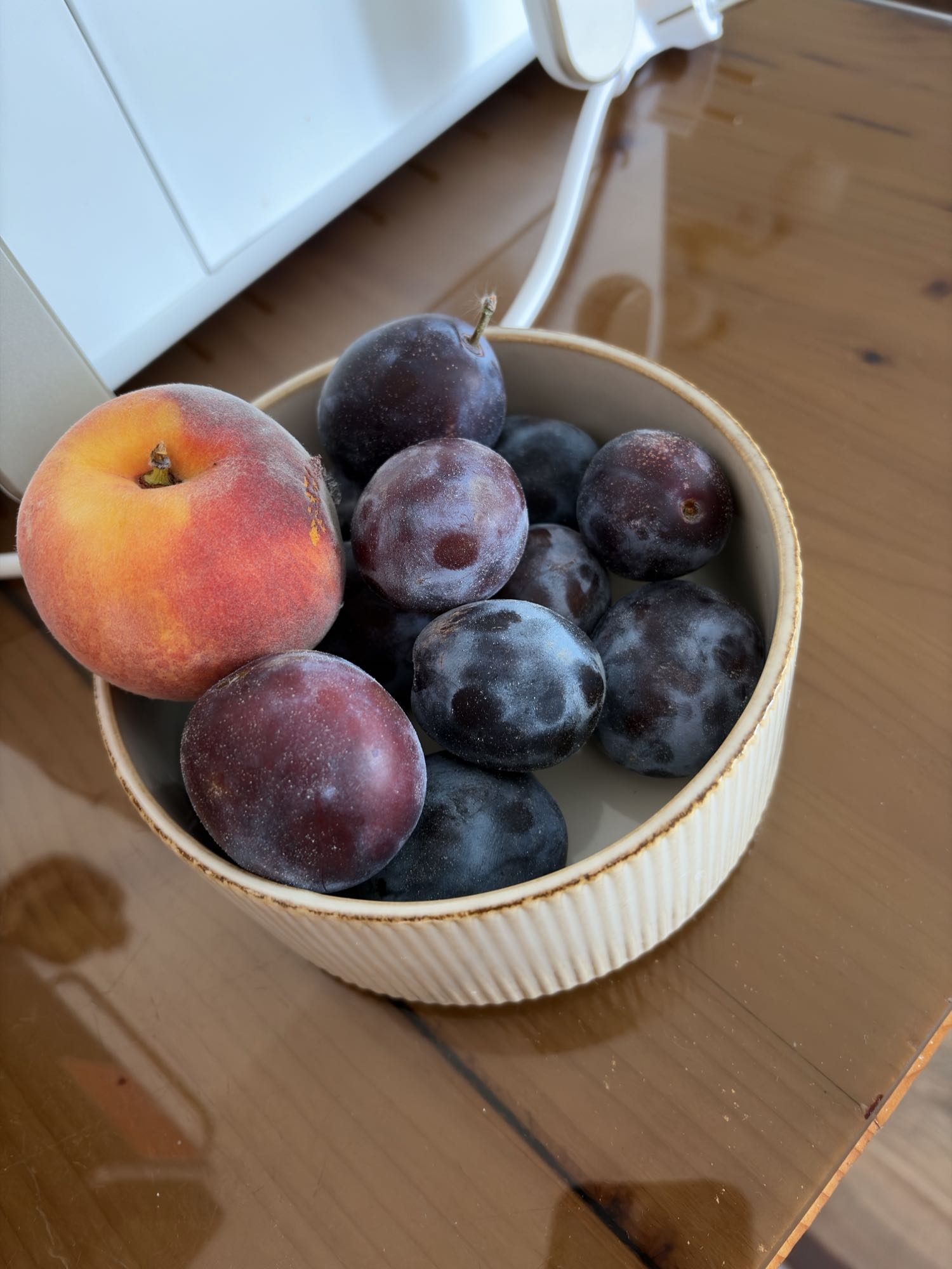 Bol cu piersică și prune